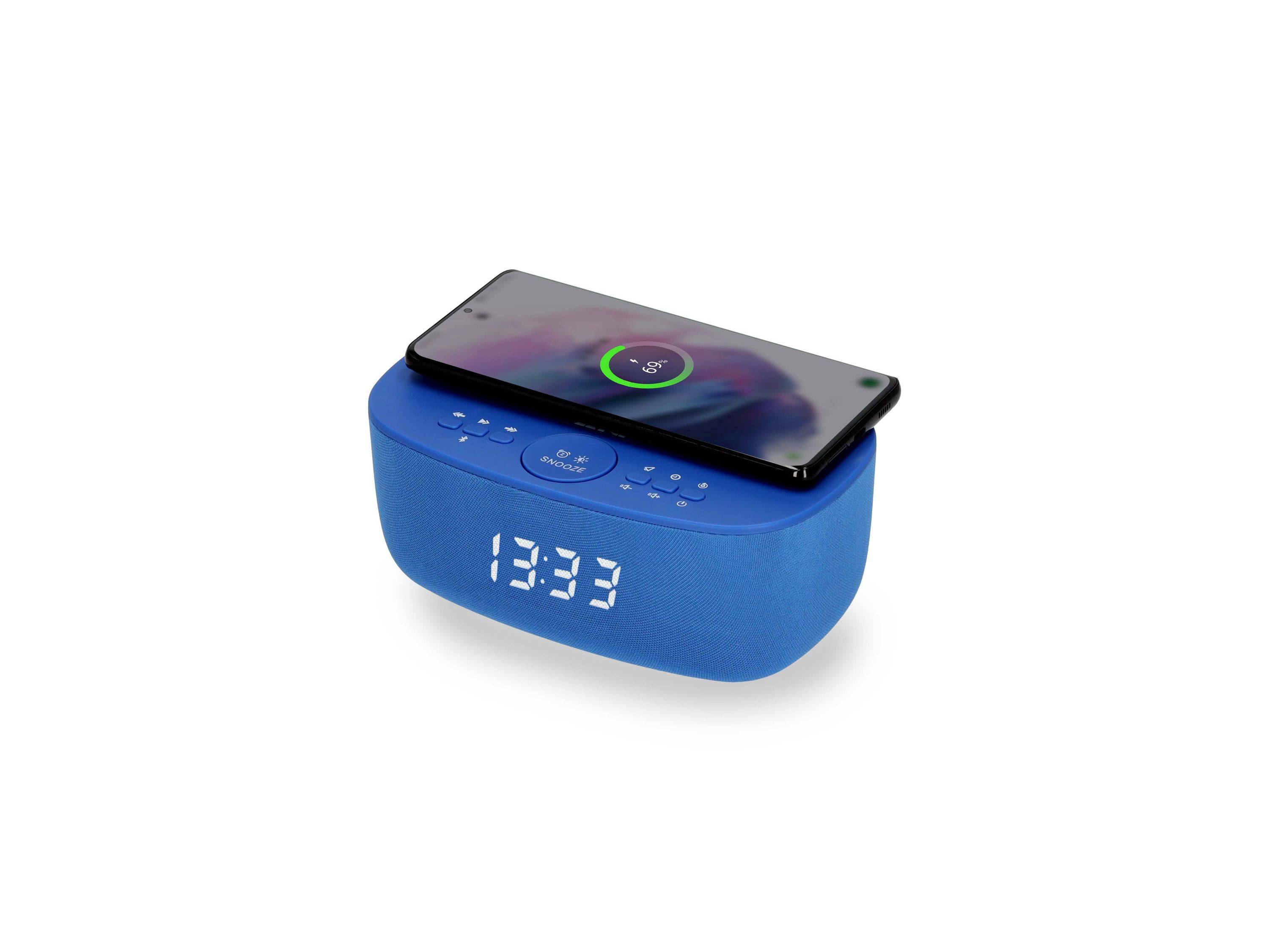 Blauer digitaler Wecker mit drahtlosem Ladepad, das ein Smartphone hält und 13:33 auf dem vorderen Display anzeigt.