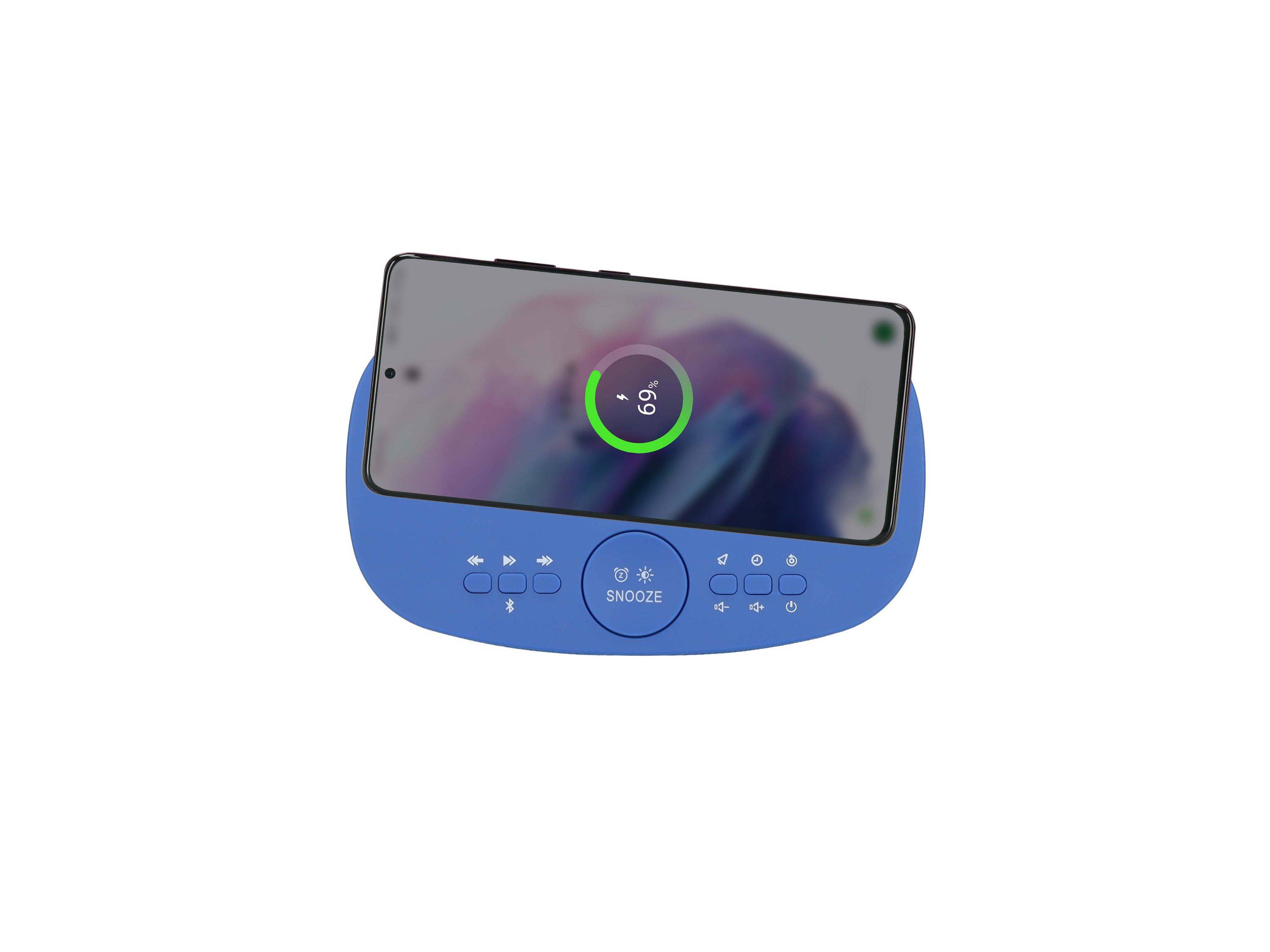 Digitale blaue Wecker mit einem Smartphone darauf, das ein kreisförmiges Akku-/Ladesymbol bei 69% anzeigt.