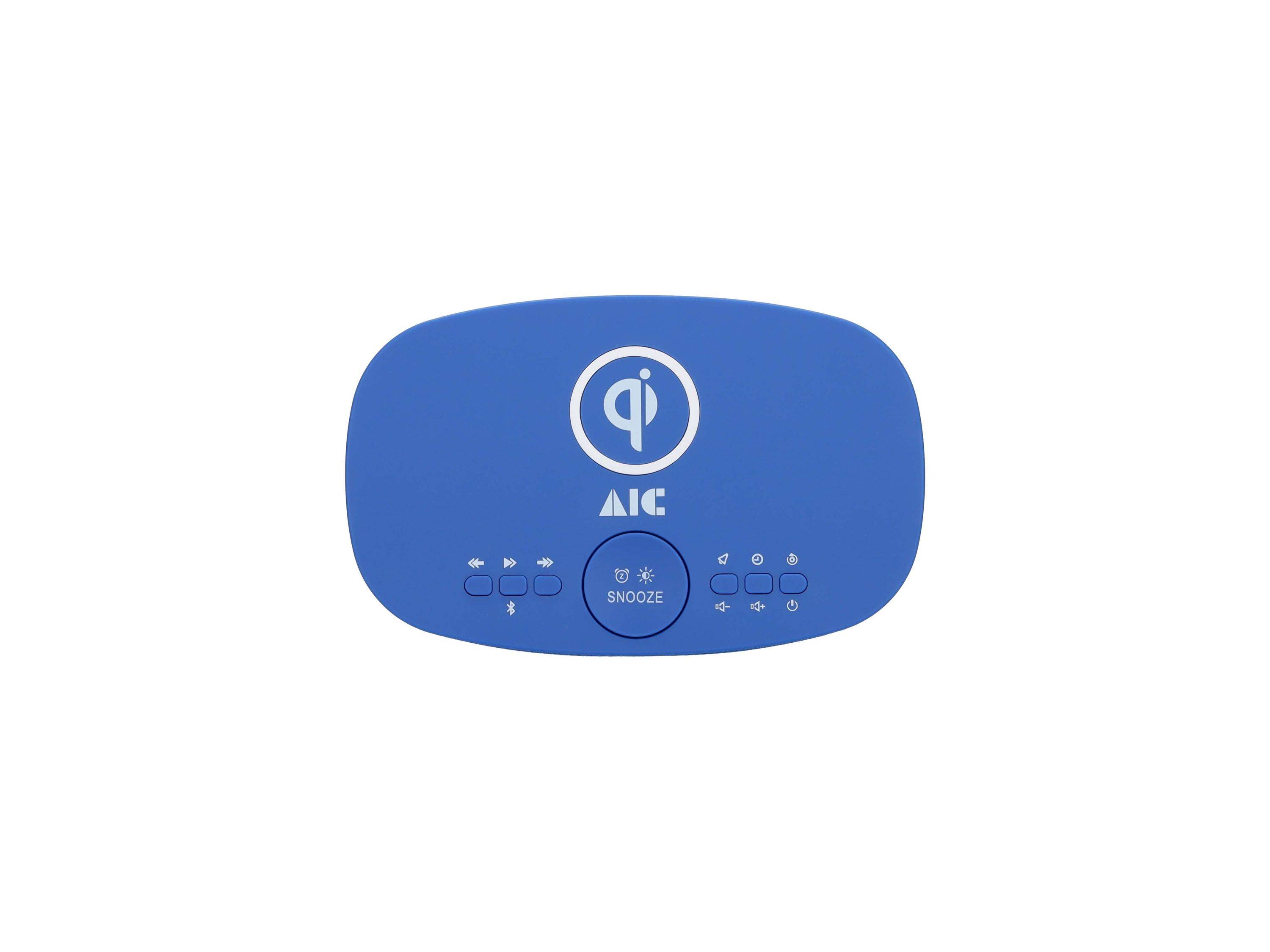 Blaue digitale Wecker-Radio mit Qi-Wireless-Charging-Symbol oben, zentraler SNOOZE-Taste und kleinen Steuertasten an der Vorderseite.