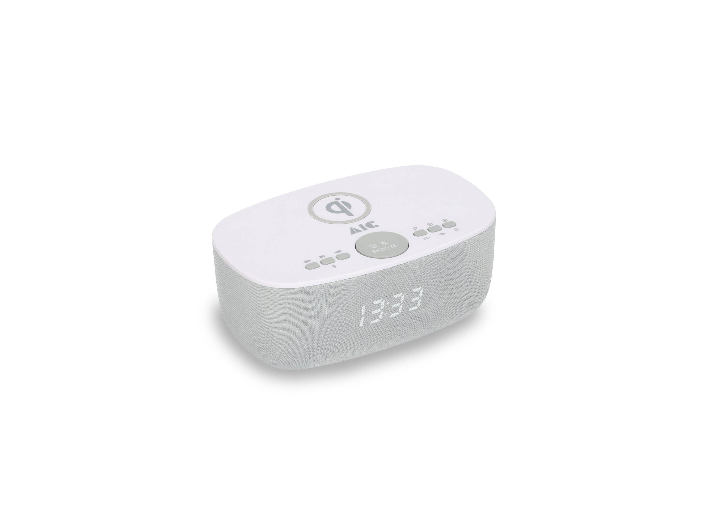 Weißer digitaler Wecker mit Qi-Wireless-Ladesymbol und leuchtender 13:33-Anzeige auf einfachem Hintergrund.