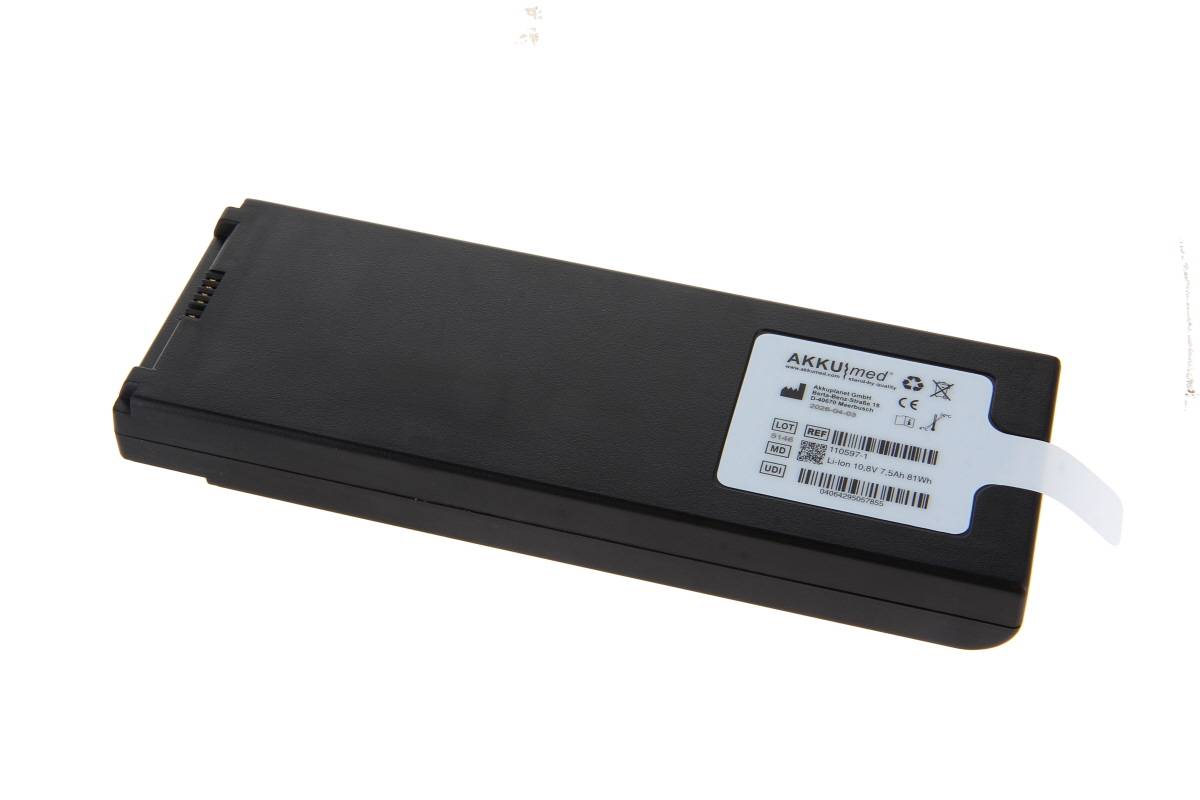 Schwarzes wiederaufladbares Batteriepack mit Etikett und weißem Abziehlasche auf einfachem weißem Hintergrund.