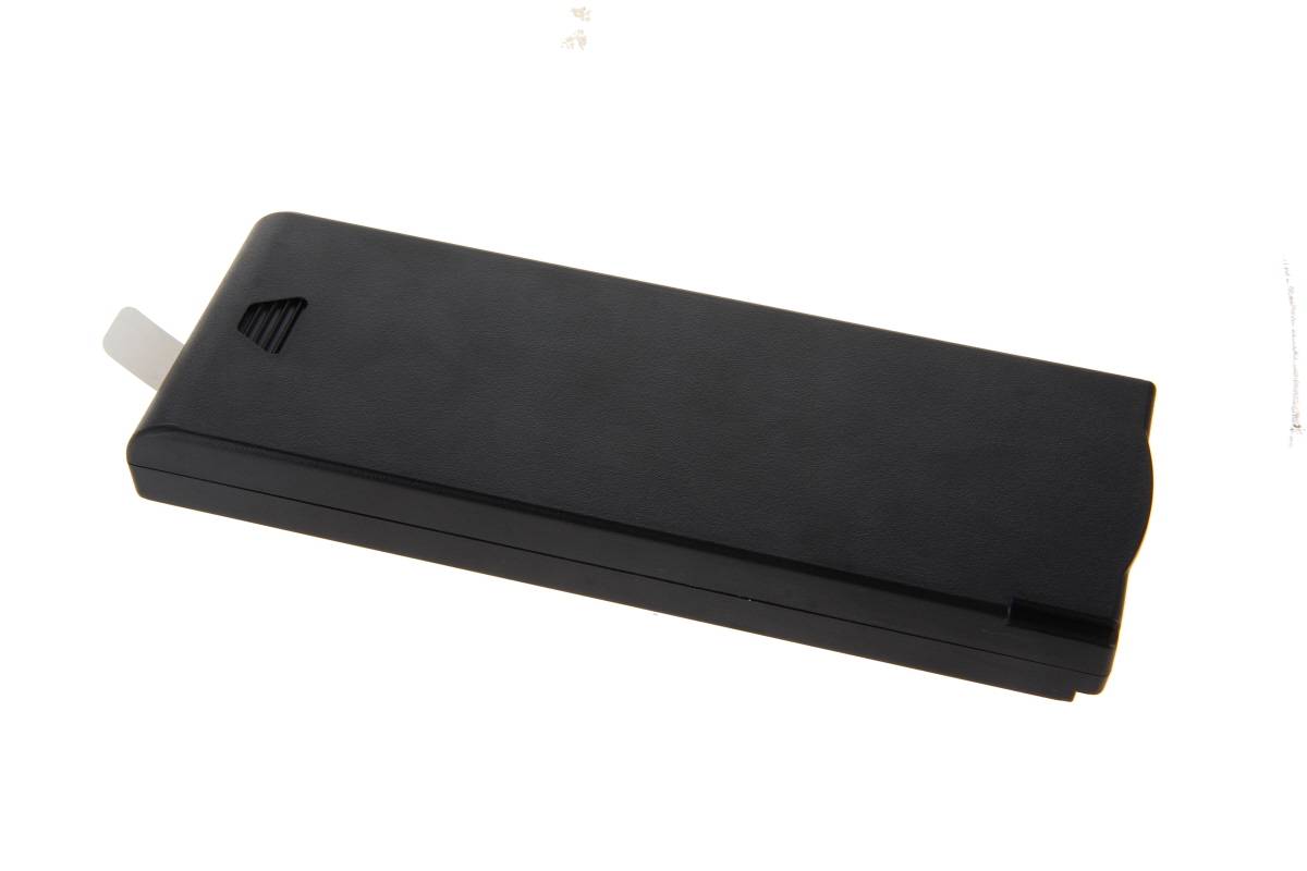Schwarzes rechteckiges Batteriepak mit einer kleinen Lasche, gezeigt auf weißem Hintergrund.