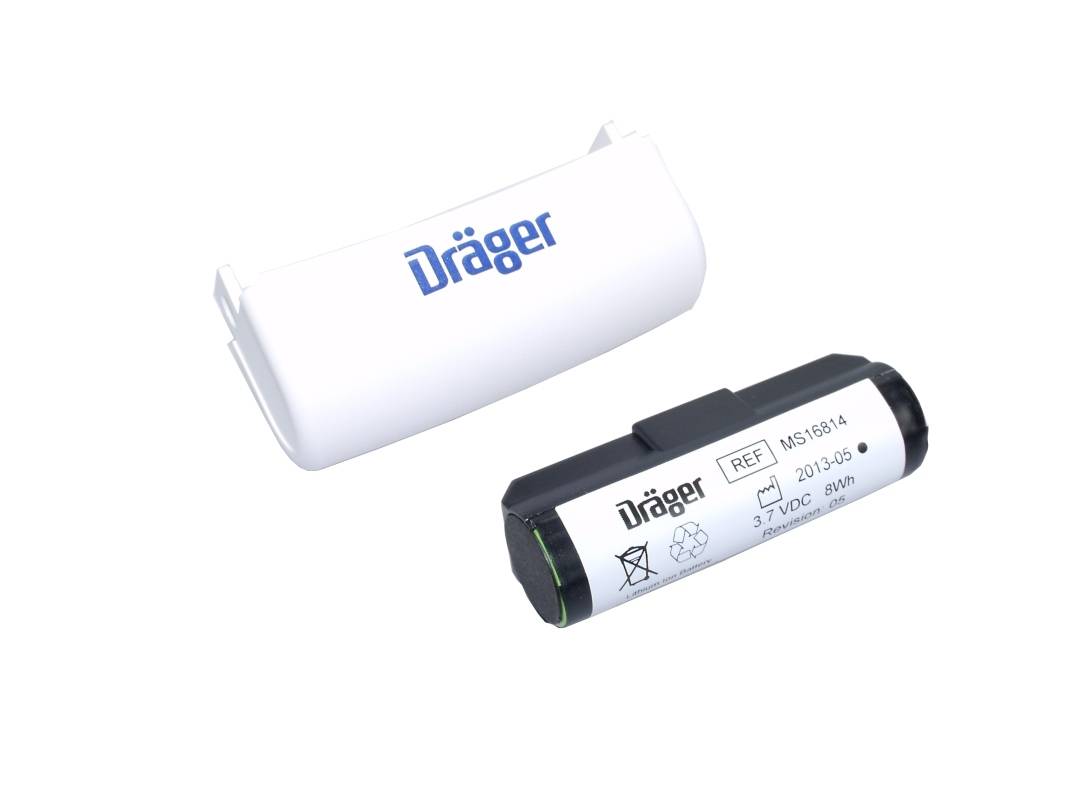 Zwei wiederaufladbare Dräger-Akkupacks auf weißem Hintergrund, einer in seiner weißen Schutzhülle und einer freiliegende schwarz-silberner Akku.