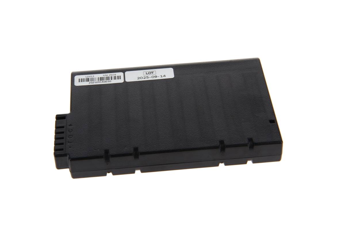 Schwarzes rechteckiges elektronisches Modul mit Barcode- und Datumsetiketten auf weißem Hintergrund.