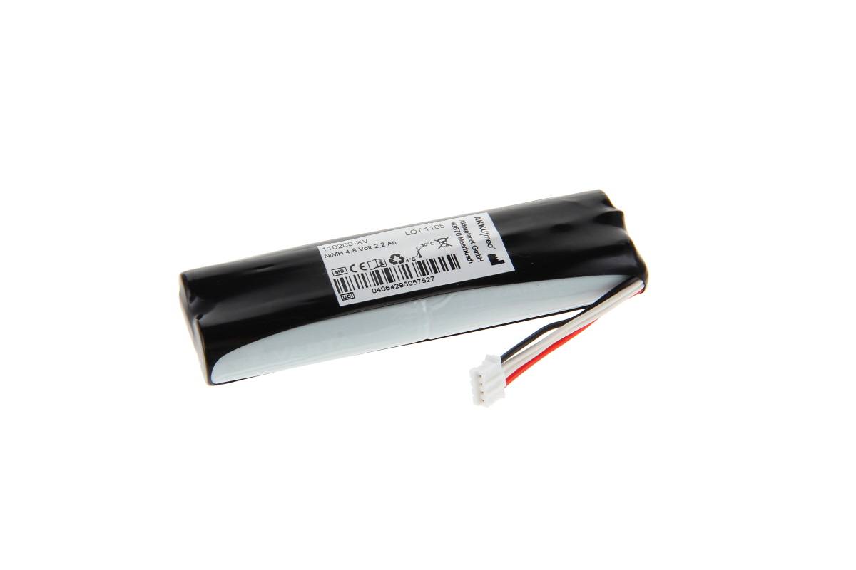 Schwarzes wiederaufladbares Batteriepaket mit angebrachten roten, schwarzen und weißen Drähten und einem kleinen Anschluss auf weißem Hintergrund.