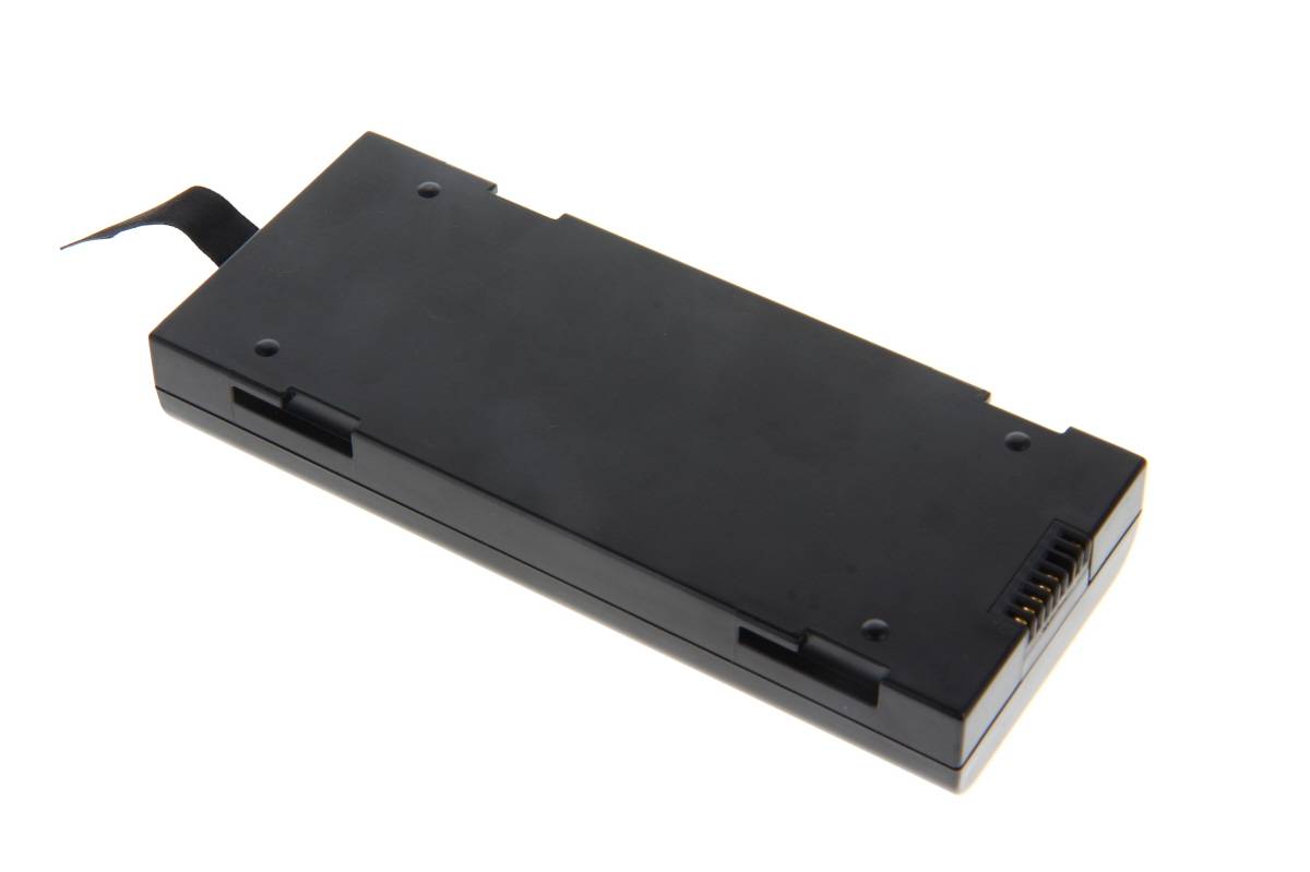 Schwarzes rechteckiges elektronisches Batteriepack mit Bandverbinder und belüftetem Ende, isoliert auf weißem Hintergrund dargestellt.
