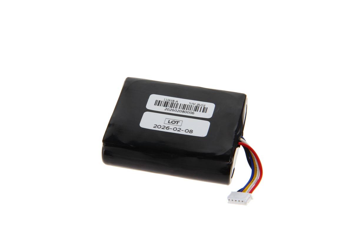 Schwarzes rechteckiges Batteriepaket mit einem weißen Barcode-Etikett und mehrfarbigen Anschlussdrähten auf weißem Hintergrund.