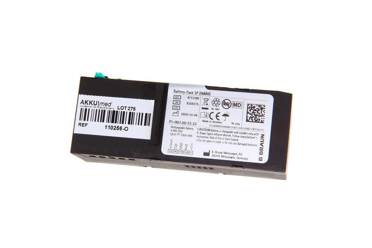 Rechteckige schwarze Batterie mit weißen Produktetiketten, einschließlich AKKUmed LOT 275 und einem QR-Code, auf weißem Hintergrund gezeigt.