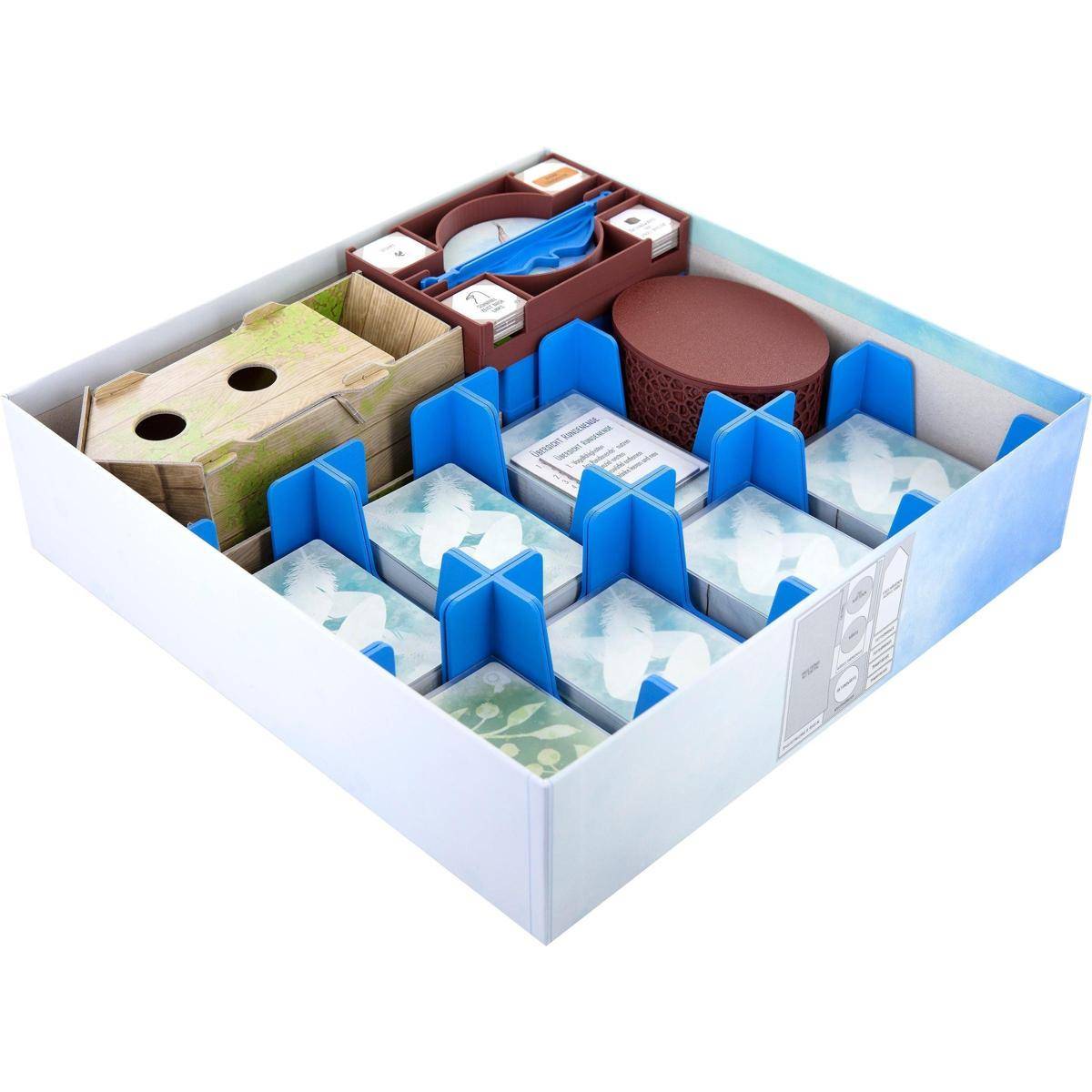 Offene Brettspielbox mit blauen Kunststoffeinsätzen, die Karten, Spielsteine und Komponenten in separaten Fächern organisieren.