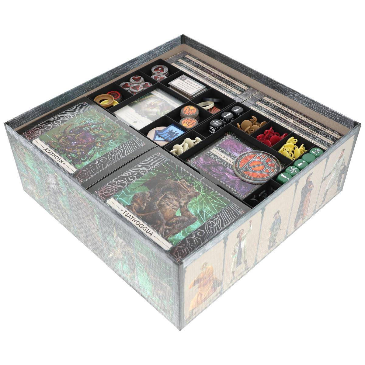 Offene Brettspiel-Organizer-Einsätze mit beschrifteten Fächern, die Karten, Spielsteine, Würfel und Tabletts in einer Spielschachtel halten.