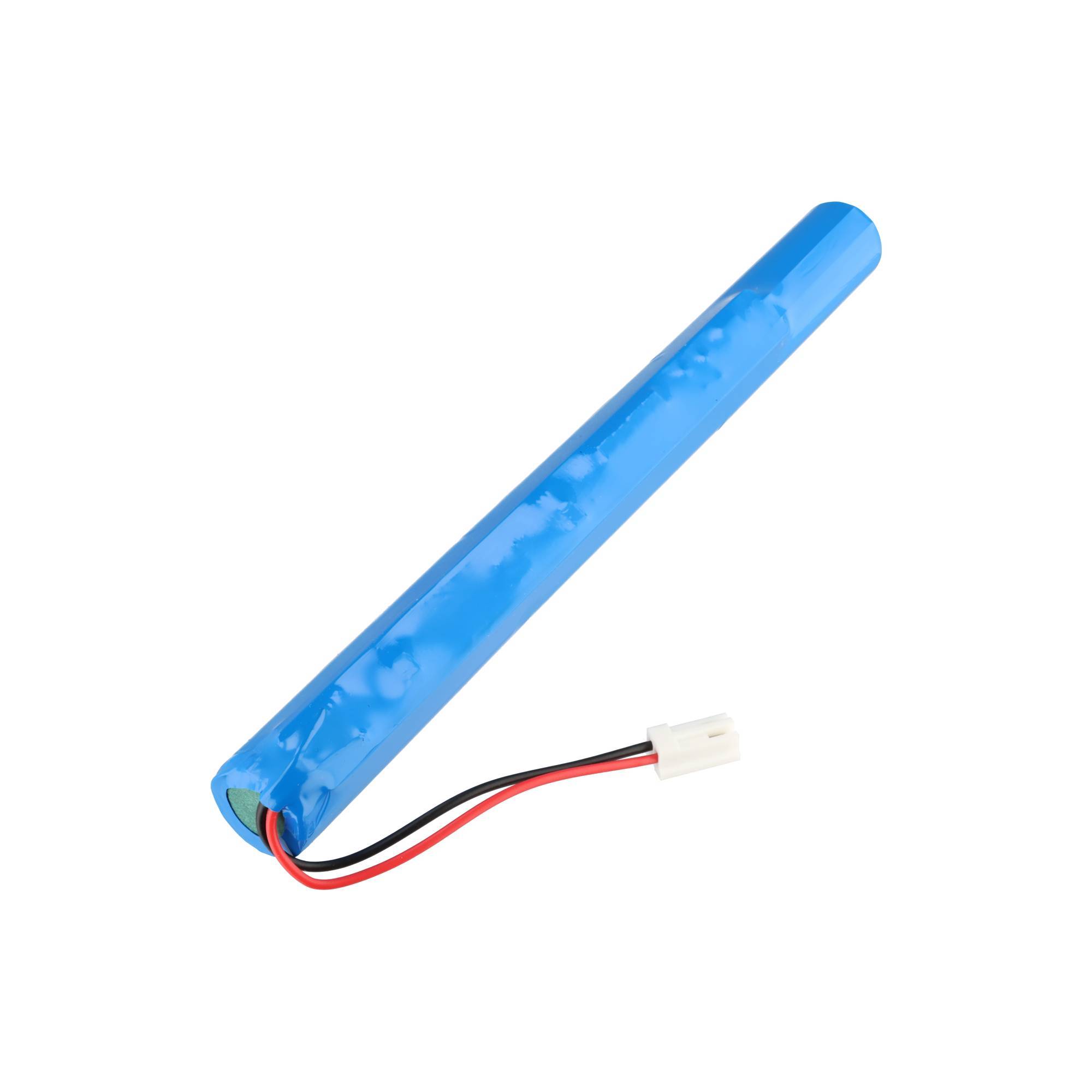 Blauer zylindrischer Batterieblock mit roten und schwarzen Drähten, die in einem weißen Stecker enden.