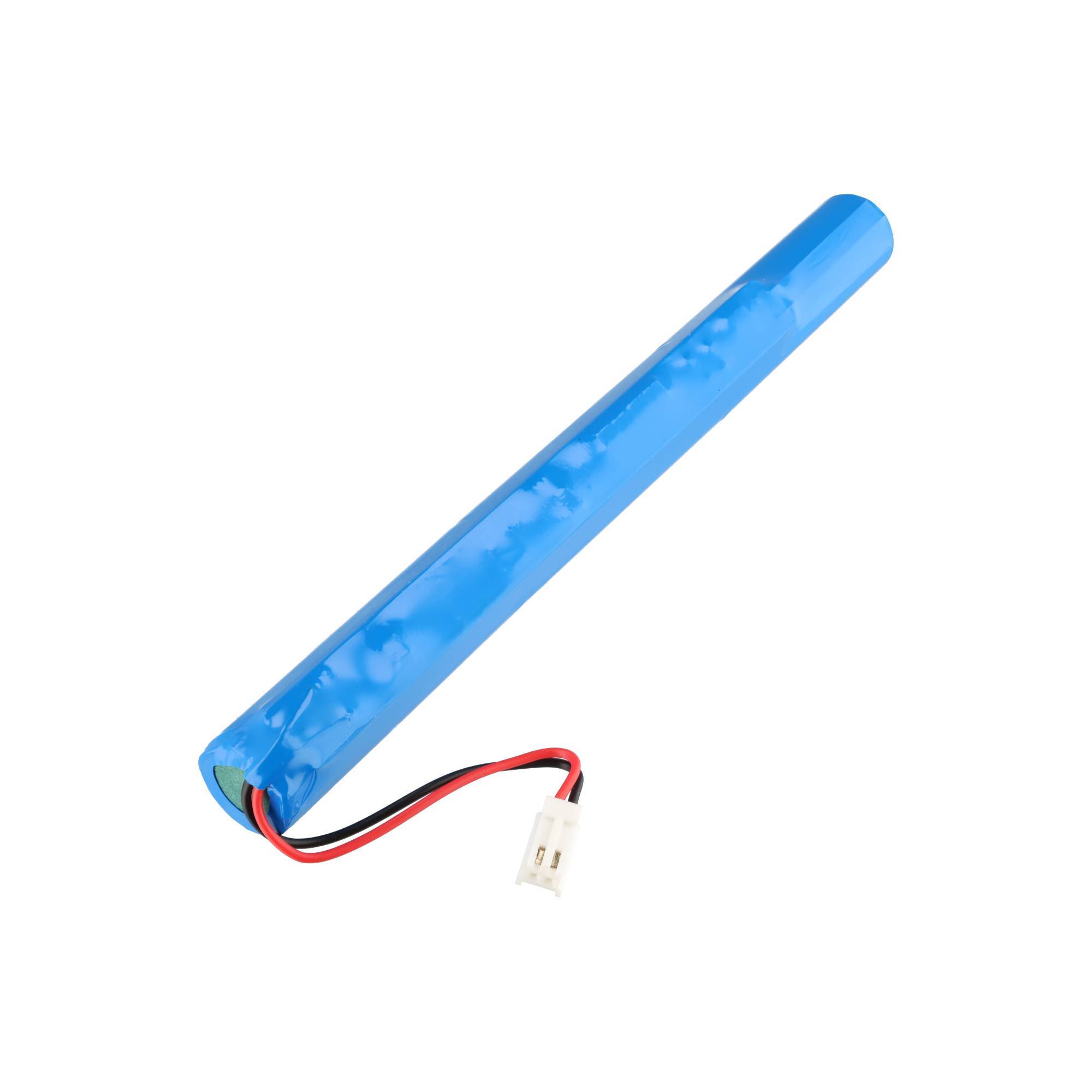 Blauer zylindrischer Akku mit roten und schwarzen Drahtleitern, die in einem weißen Stecker enden.
