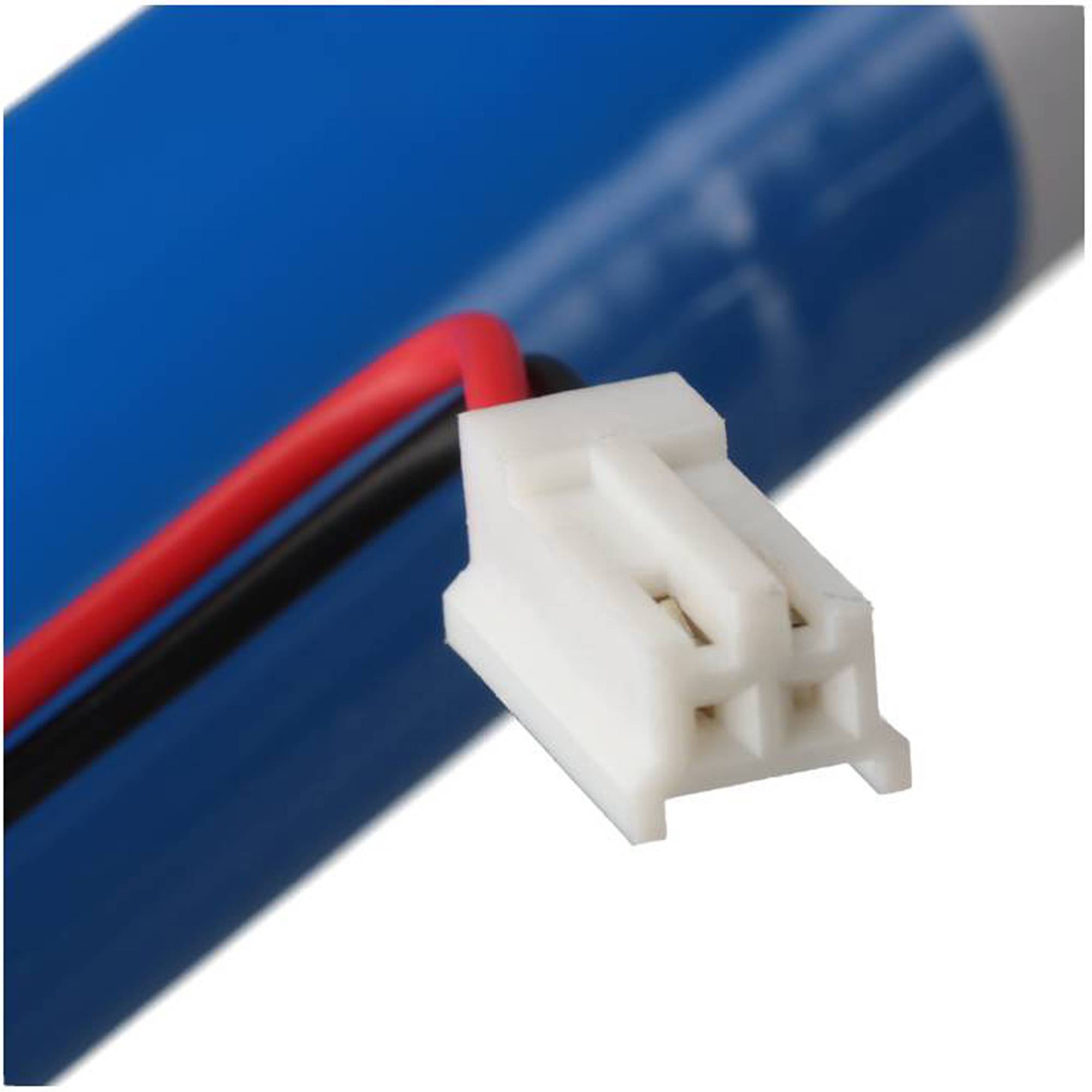 Nahaufnahme eines weißen dreipoligen Elektrosteckers, der an roten und schwarzen Drähten angebracht ist, vor einem blauen zylindrischen Gerät.