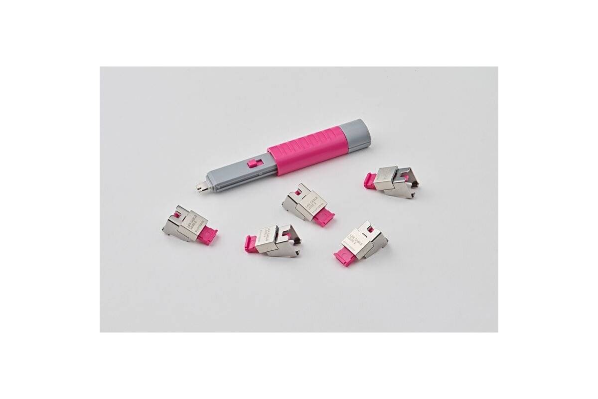 Rosa USB-Stick mit mehreren austauschbaren Steckeraufsätzen, die um ihn herum auf hellgrauem Hintergrund angeordnet sind.