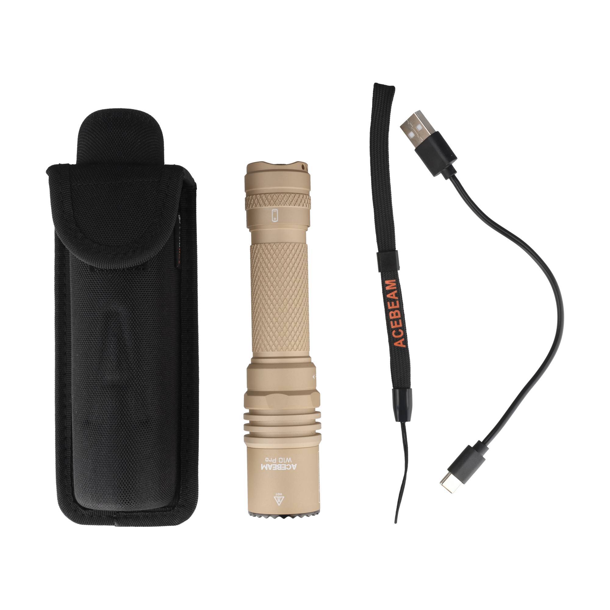 Tan Acebeam Taschenlampen-Set mit schwarzem Holster und USB-Ladekabel auf weißem Hintergrund.
