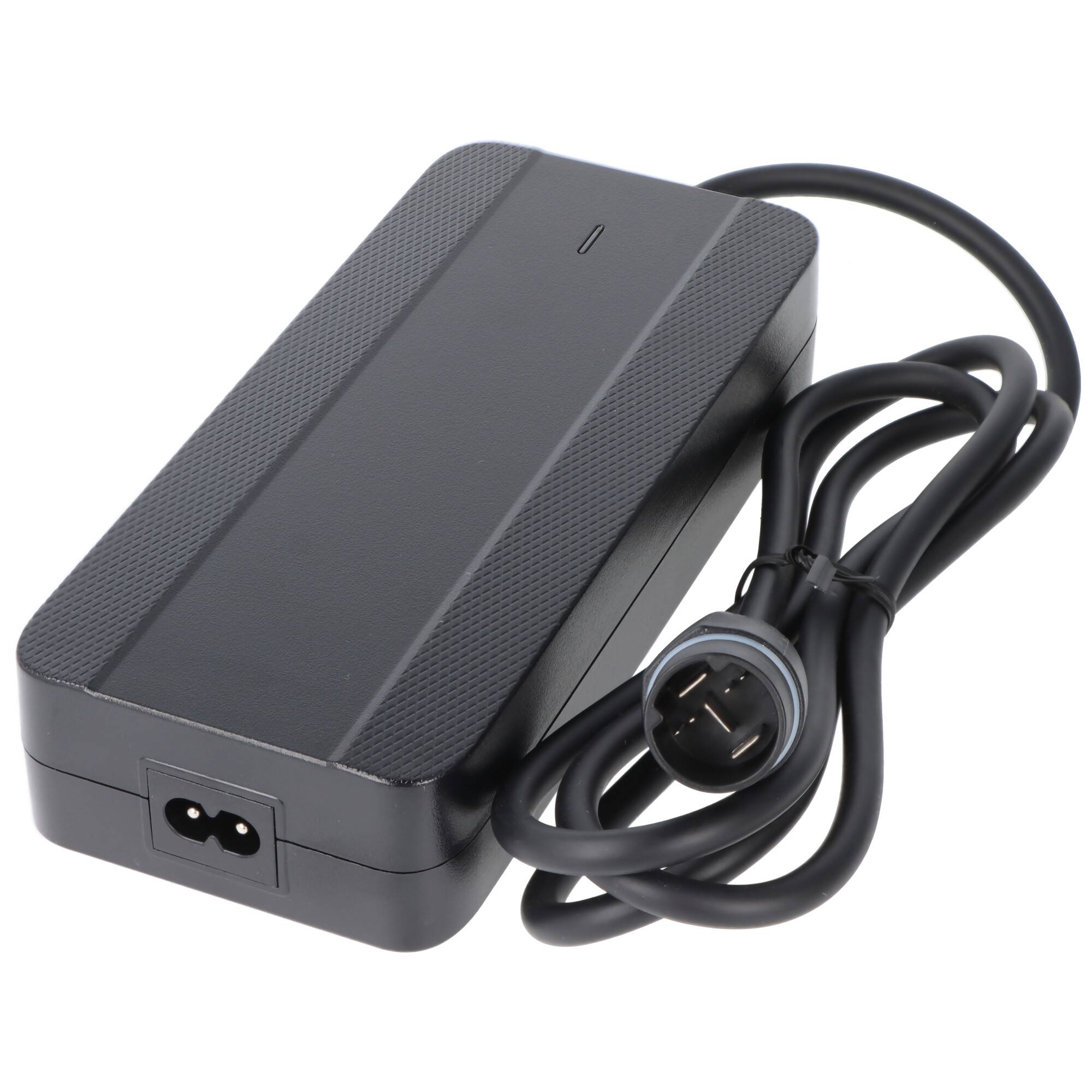 Schwarzer Stromadapter mit angebrachtem Kabel und rundem Stecker, auf weißem Hintergrund dargestellt.