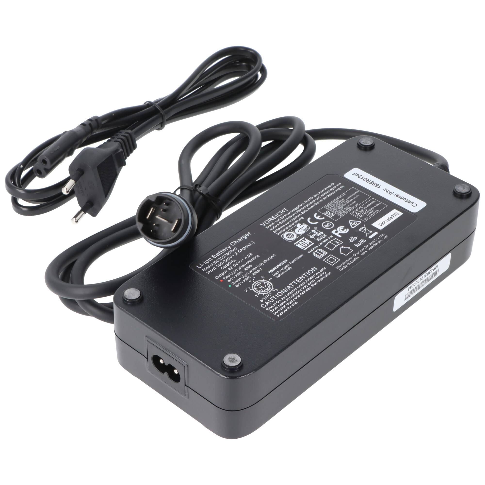 Schwarzer Laptop-Stromanschluss mit angeschlossenem Netzkabel und DC-Stecker, dargestellt auf weißem Hintergrund.