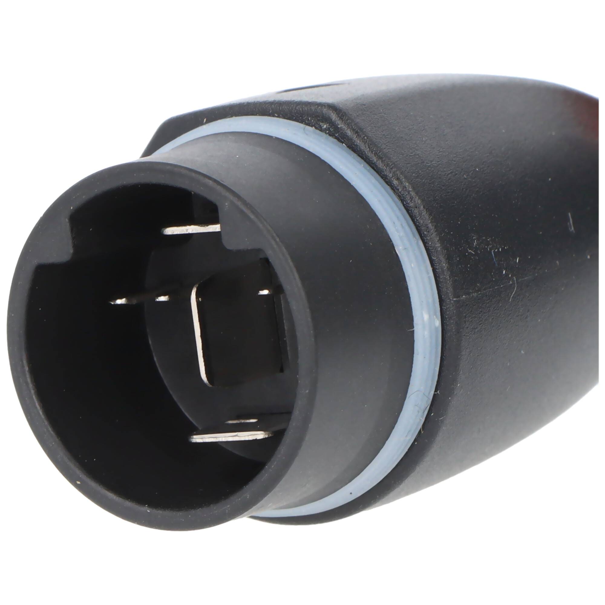 Nahaufnahme eines schwarzen Elektrosteckers mit Metallkontakten und einem hellblauen Ring auf weißem Hintergrund.