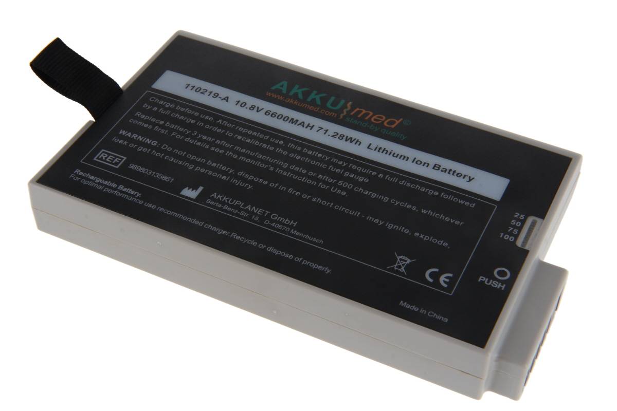 Ein rechteckiges AkkuMed-Lithium-Ionen-Batteriepack mit schwarzem oberen Etikett, Trageband und weißem Kunststoffgehäuse auf weißem Hintergrund.
