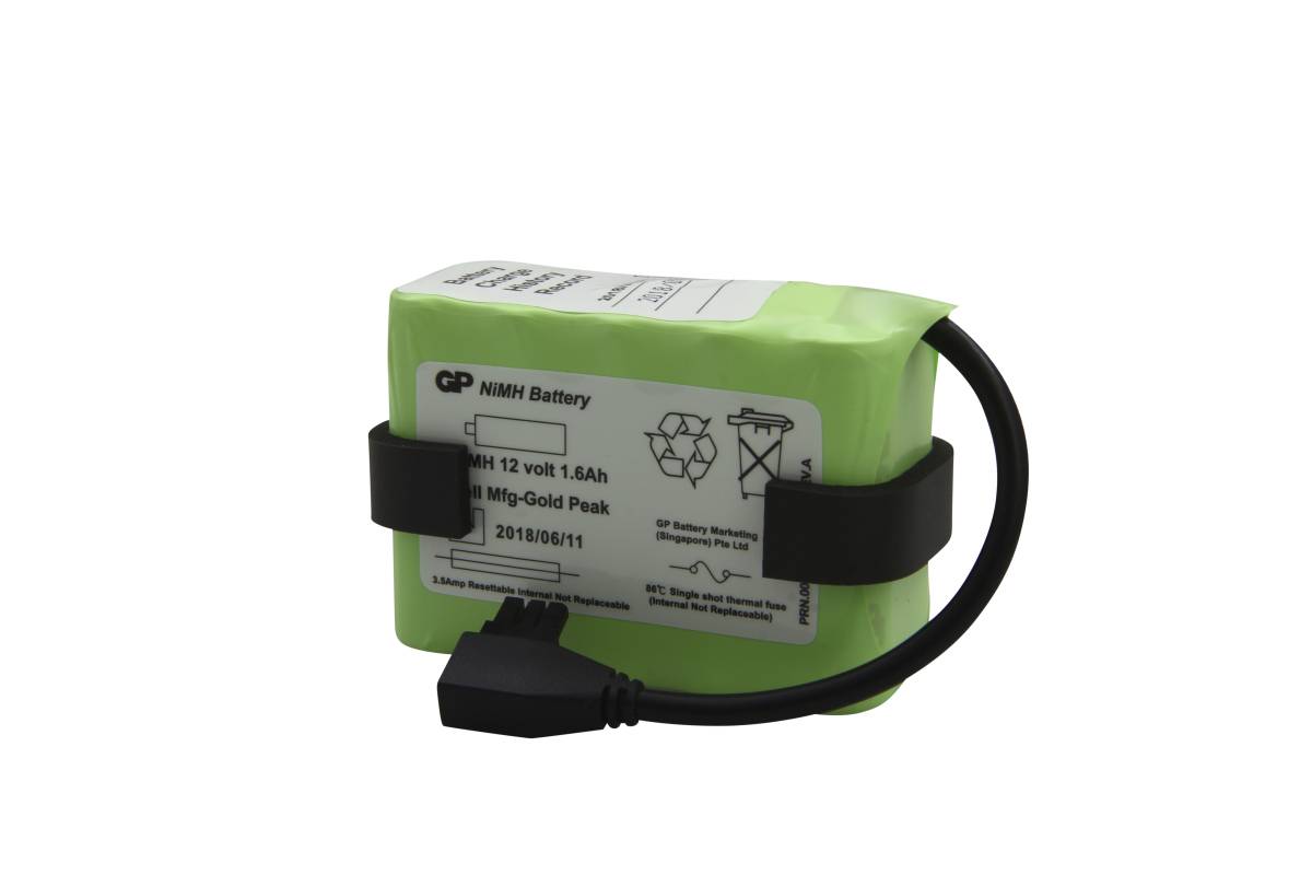 Grünes wiederaufladbares Batteriepack mit angebrachtem schwarzem Kabel und Stecker, beschriftet mit GP NiMH Battery, isoliert auf weißem Hintergrund.