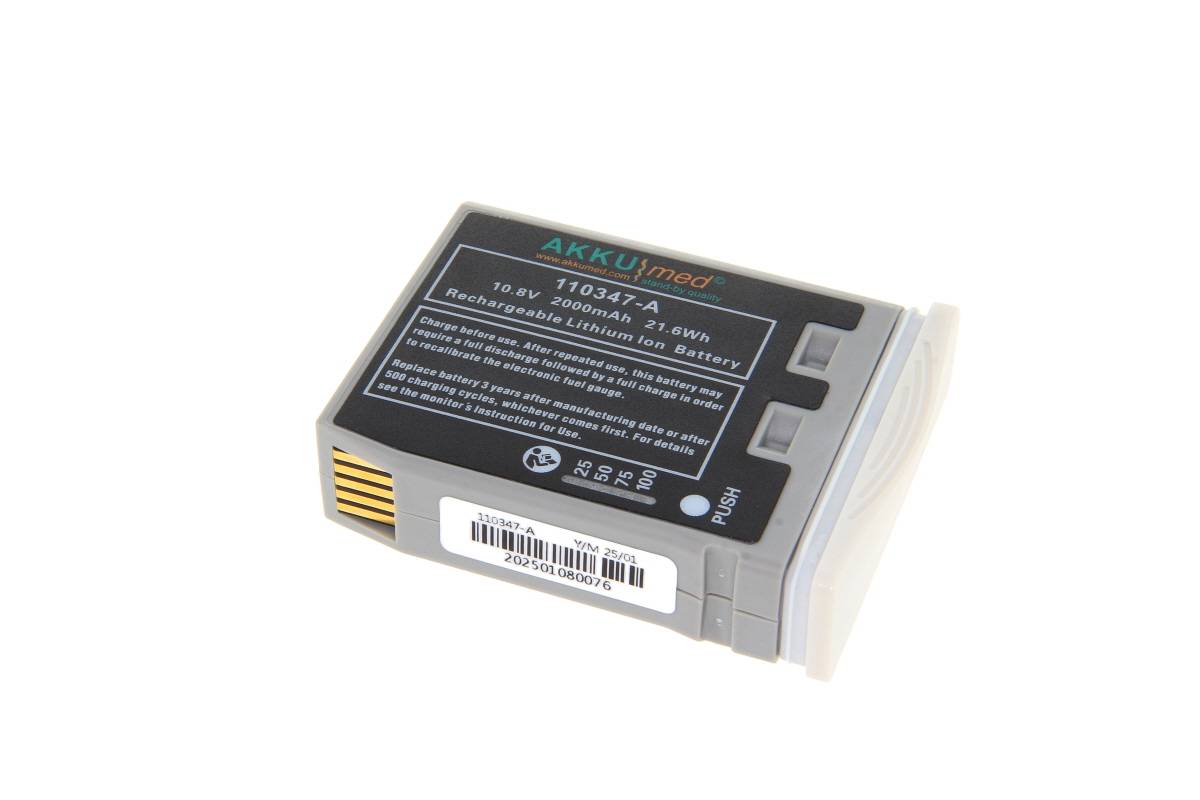 Ein wiederaufladbares Lithium-Ionen-Akkupack mit Etikett und Barcode, angewinkelt auf weißem Hintergrund gezeigt.