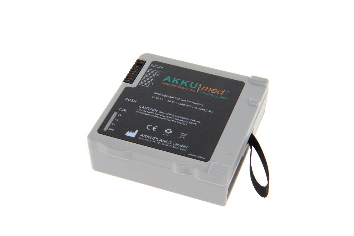 Tragbarer Akku mit medizinischer Batteriepacks in einem grauen Kunststoffgehäuse mit Griffriemen, dargestellt auf weißem Hintergrund.