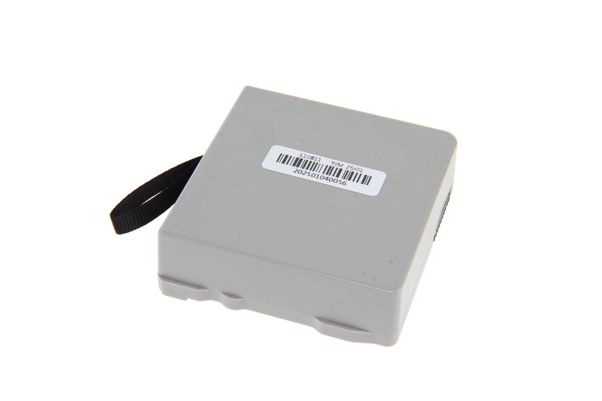 Graues rechteckiges elektronisches Gerät mit schwarzem Riemen und Barcode-Etikett, gezeigt auf weißem Hintergrund.