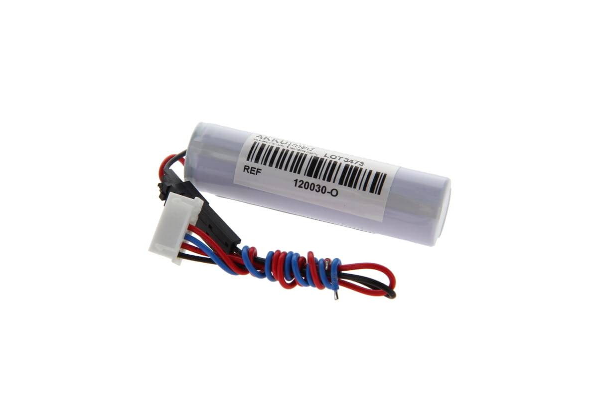 Weißes zylindrisches Batteriepaket mit Barcode-Etikett und angebrachten roten, blauen und schwarzen Drähten, die an einem weißen Stecker enden.