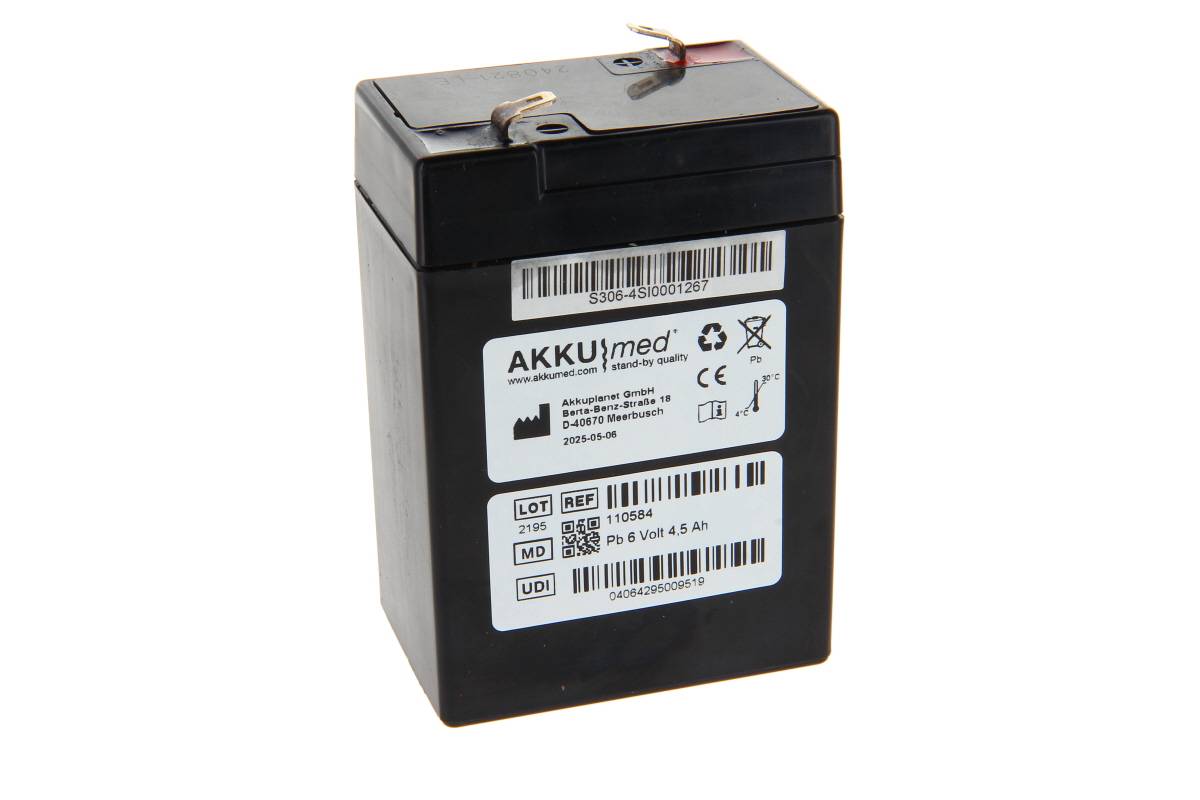 Ein schwarzes wiederaufladbares Batteriepaket mit beschrifteten Barcode-Aufklebern und freigelegten Anschlussdrähten oben, vor weißem Hintergrund dargestellt.