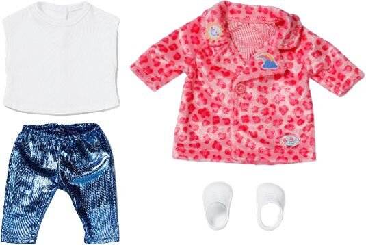Babykleidungsset mit weißem ärmellosen Oberteil, blauen Hosen, rosa gemustertem Oberteil und weißen Stiefeletten auf weißem Hintergrund.