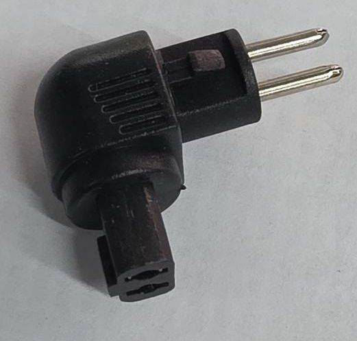 Schwarzer rechtwinkliger zweipoliger Elektrostecker-Adapter mit dreipoliger Buchse.
