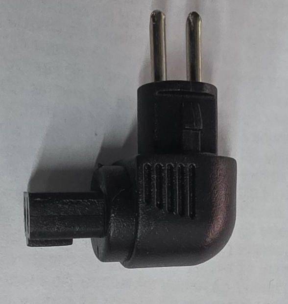 Schwarzer Winkelstecker mit zwei runden Stiften und einer Seitenbuchse, dargestellt vor einfachem Hintergrund.