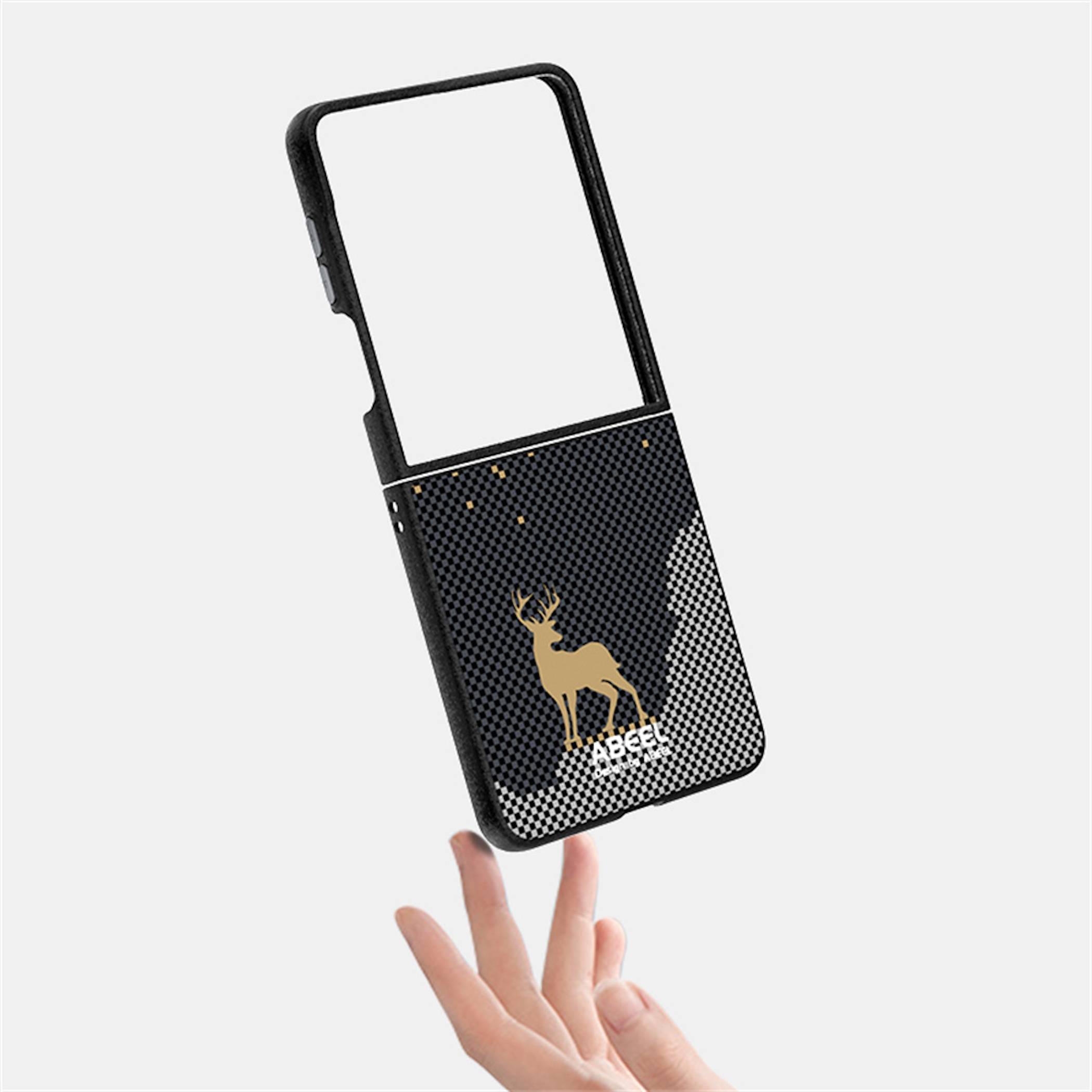 Hand, die ein schwarzes hirschthematisches Smartphone-Case mit einer leeren Displayöffnung auf weißem Hintergrund hält.