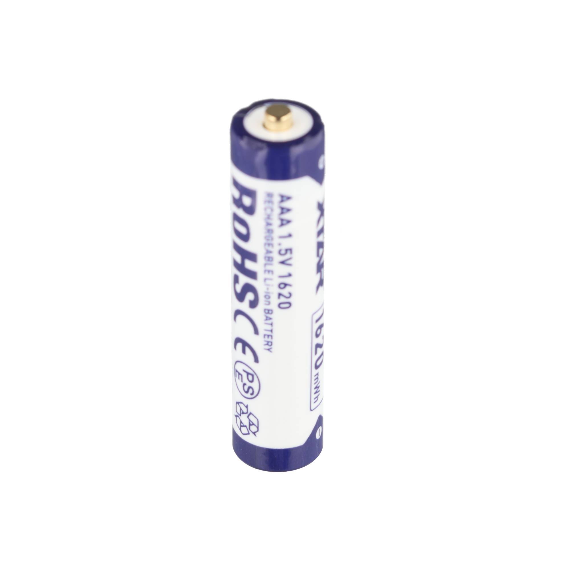 Einzelne AAA 1,5V RohsC wiederaufladbare Batterie auf weißem Hintergrund.