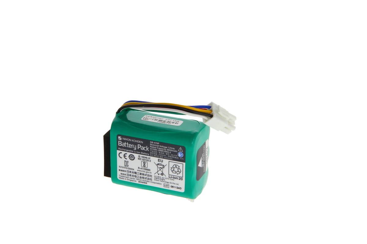 Grünes wiederaufladbares Batteriepaket mit angeschlossenen Drähten und weißem Stecker auf einfachem weißem Hintergrund.