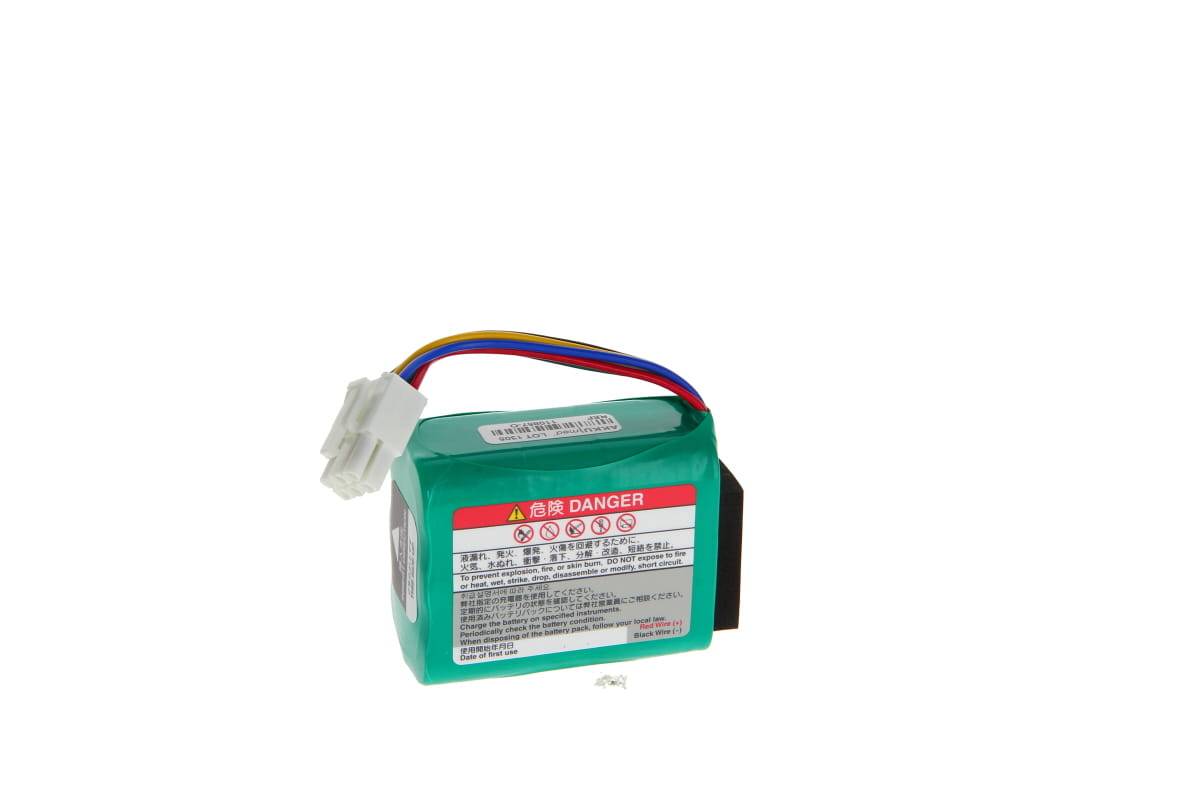Grünes wiederaufladbares Batteriepaket mit roten, blauen und gelben Kabeln und einem weißen Stecker, mit der Aufschrift „GEFAHR