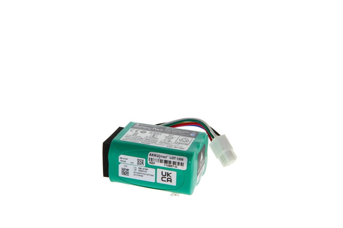 Grünes wiederaufladbares Batteriepaket mit angebrachten Drähten und weißem Stecker auf einfachem weißem Hintergrund.