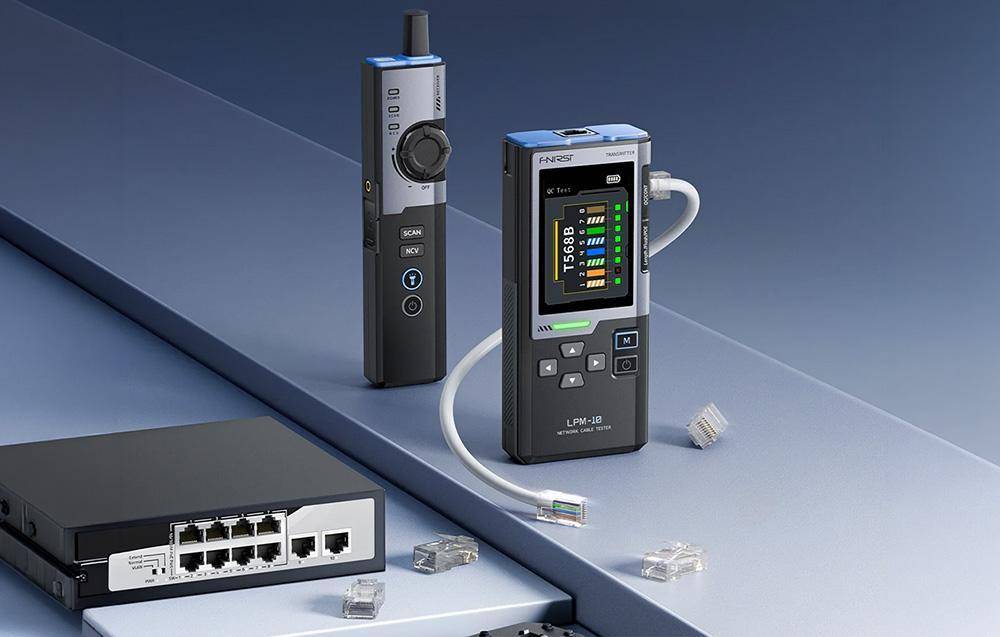 Netzwerkkabeltester und tragbarer Analyzer mit Display und angeschlossenem Ethernet-Kabel, dargestellt neben einem Schalter und Kabelsteckverbindern auf einer grauen Oberfläche.