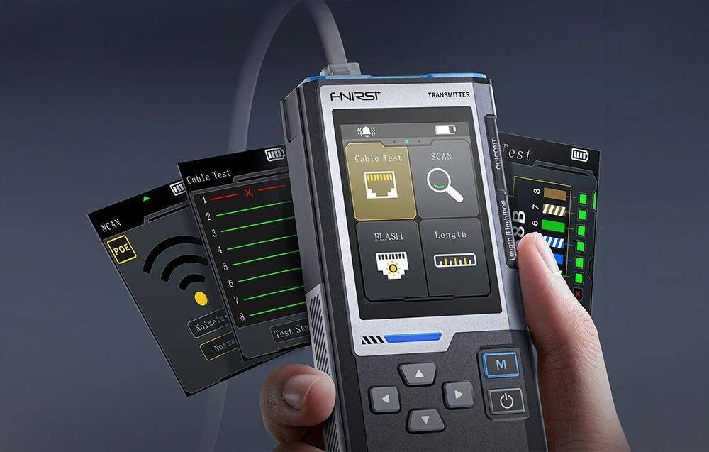 Tragbares Kabel-Testgerät mit Touchscreen, das die Optionen Kabeltest, Scan, Flash und Länge anzeigt, in einer Hand über Netzwerk-Testfeldern gehalten.