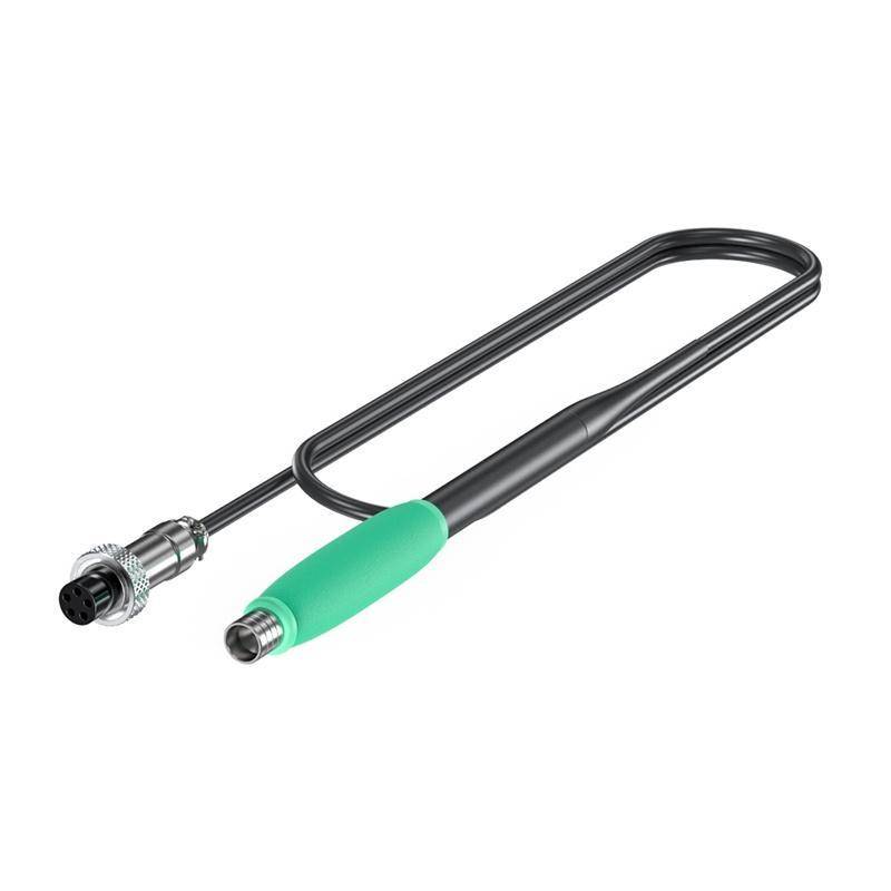 Schwarzes Kabel mit einem grüngriffigen Stecker und Metallstecker, dargestellt auf weißem Hintergrund.