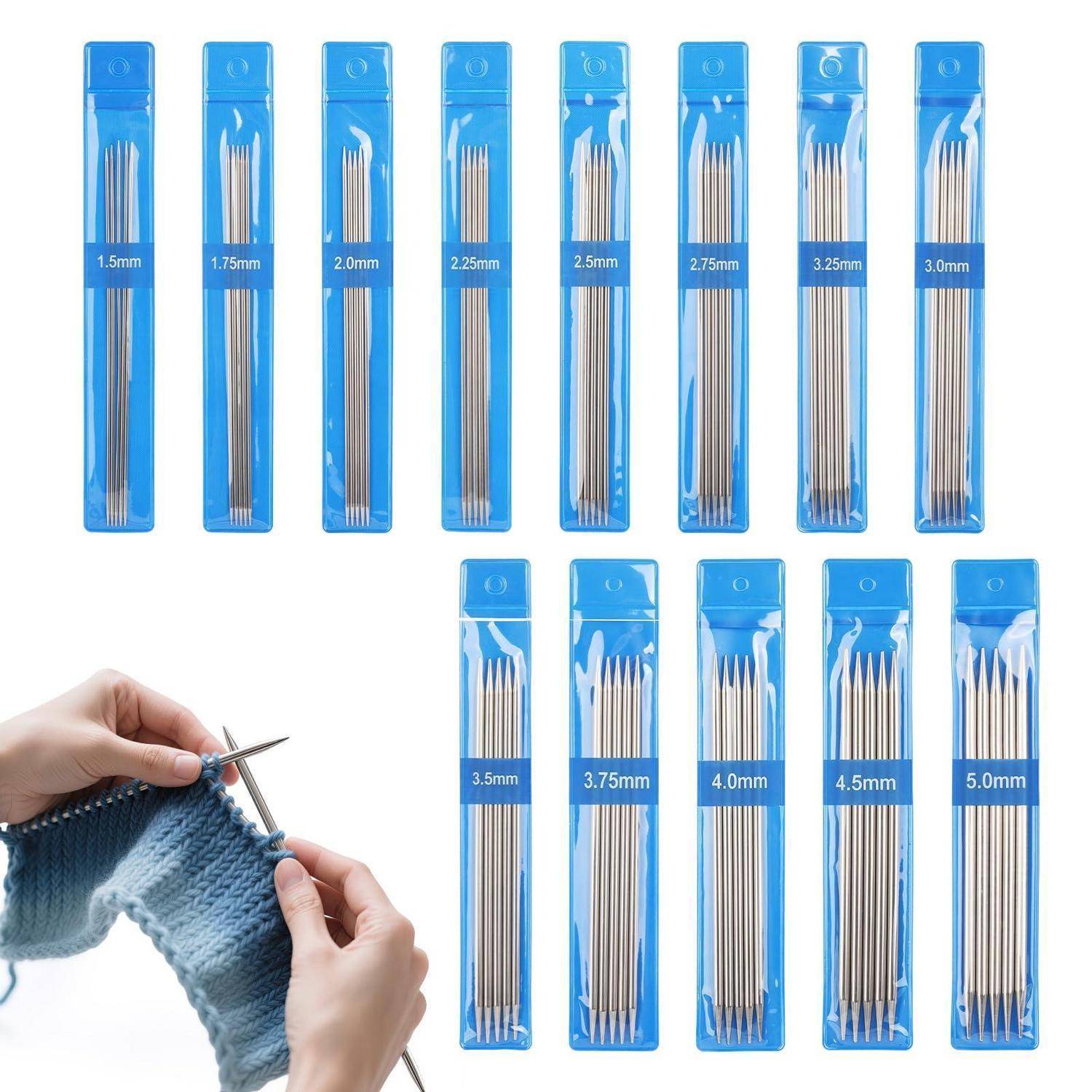 Satz von Stricknadeln in blauen Packungen mit Beschriftungen von 1,5 mm bis 5,0 mm, mit Händen, die blauen Stoff mit Nadeln stricken.