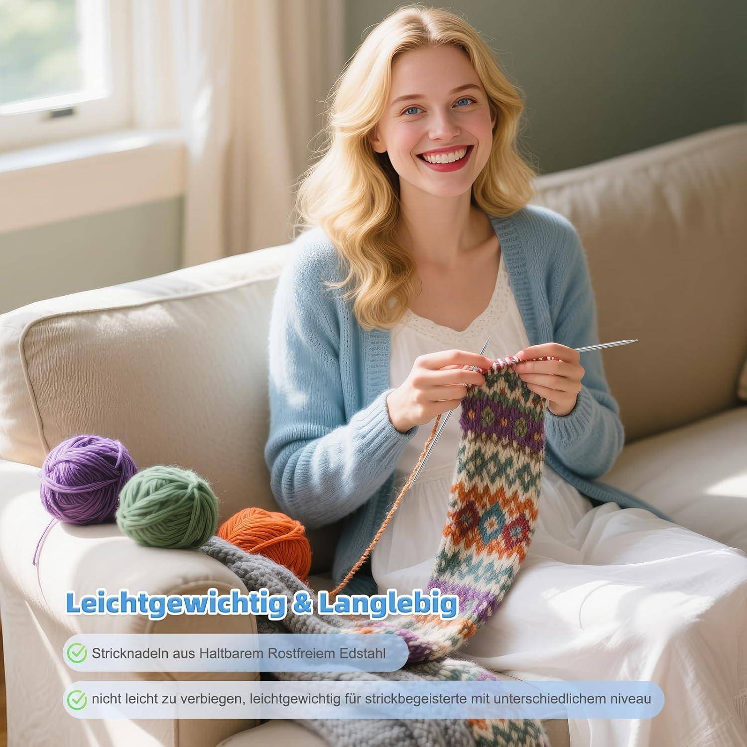 Lächelnde Frau strickt einen bunten Schal auf einem Sofa, mit deutschem Text, der leichte, langlebige Edelstahl-Stricknadeln für alle Fähigkeitsstufen bewirbt.
