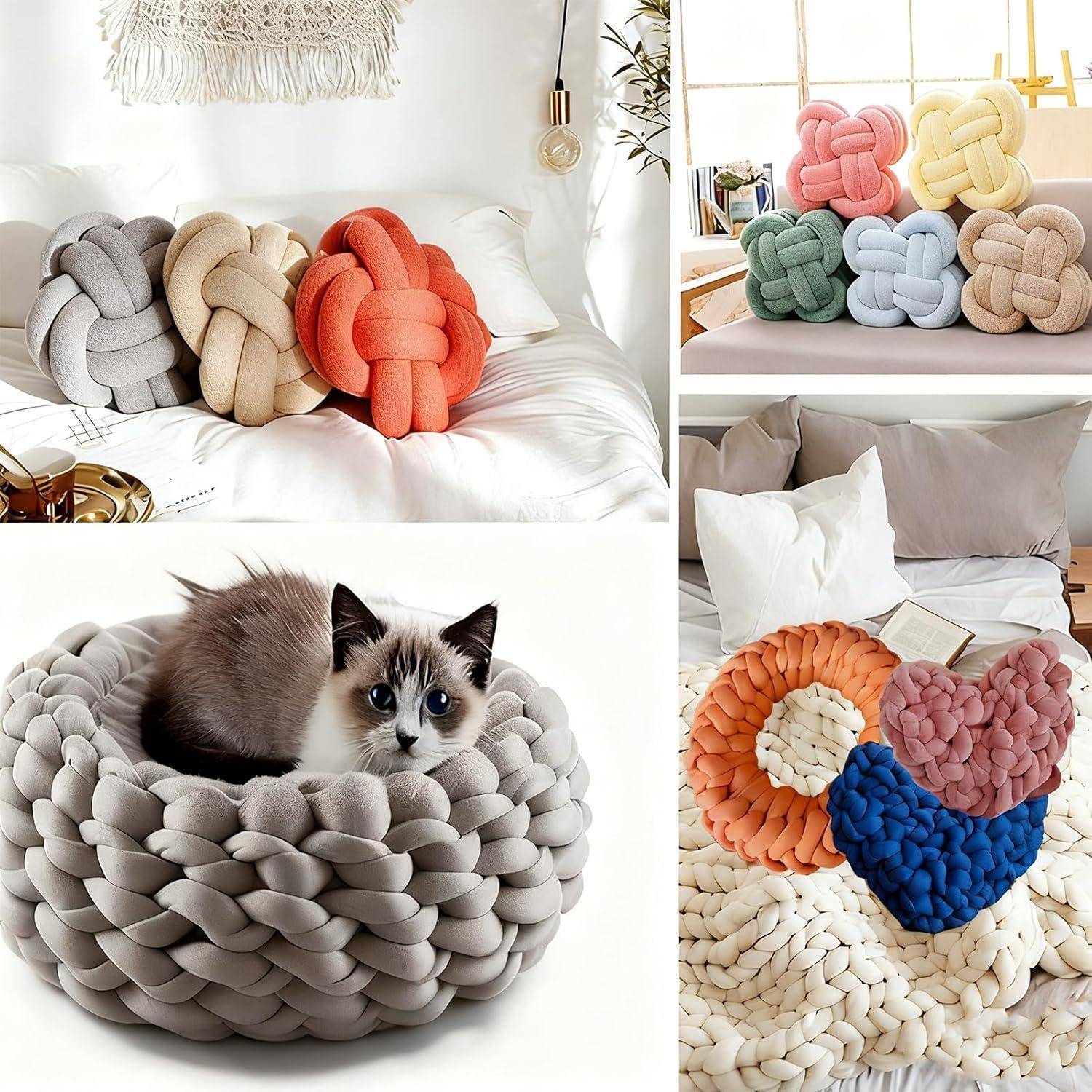 Collage aus klobigen geflochtenen Strickkörbchen, Kissen und Haustierbetten in Pastellfarben, die auf Betten ausgestellt sind, und eine Katze, die auf einem runden gewebten Bett faulenzt.