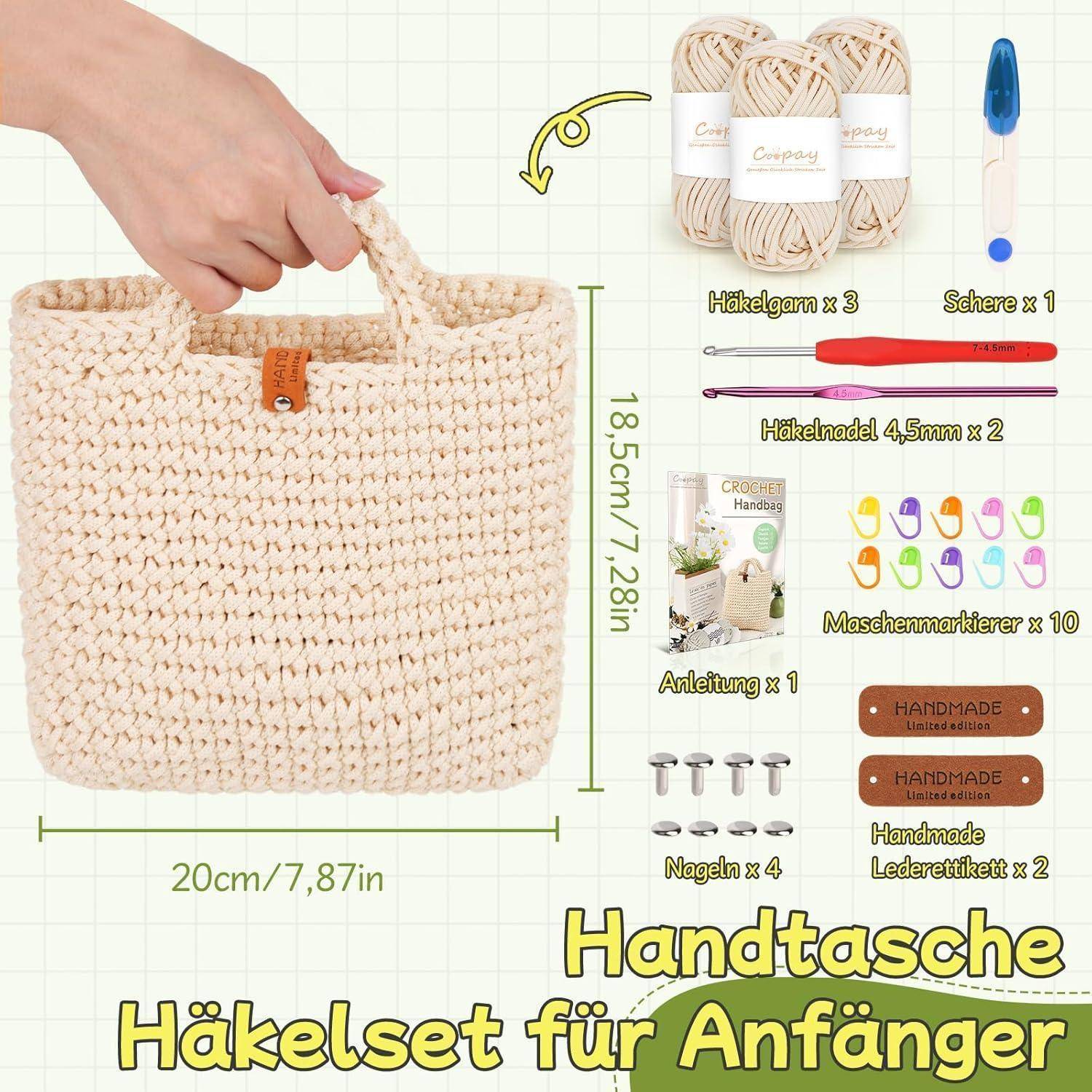 Gehäkeltes Einkaufstasche-Projekt-Set für Anfänger, zeigt fertige beige Handtasche und enthaltenes Garn, Häkelhaken, Schere, Marker, Muster, Nägel und handgefertigte Etiketten mit Abmessungen.