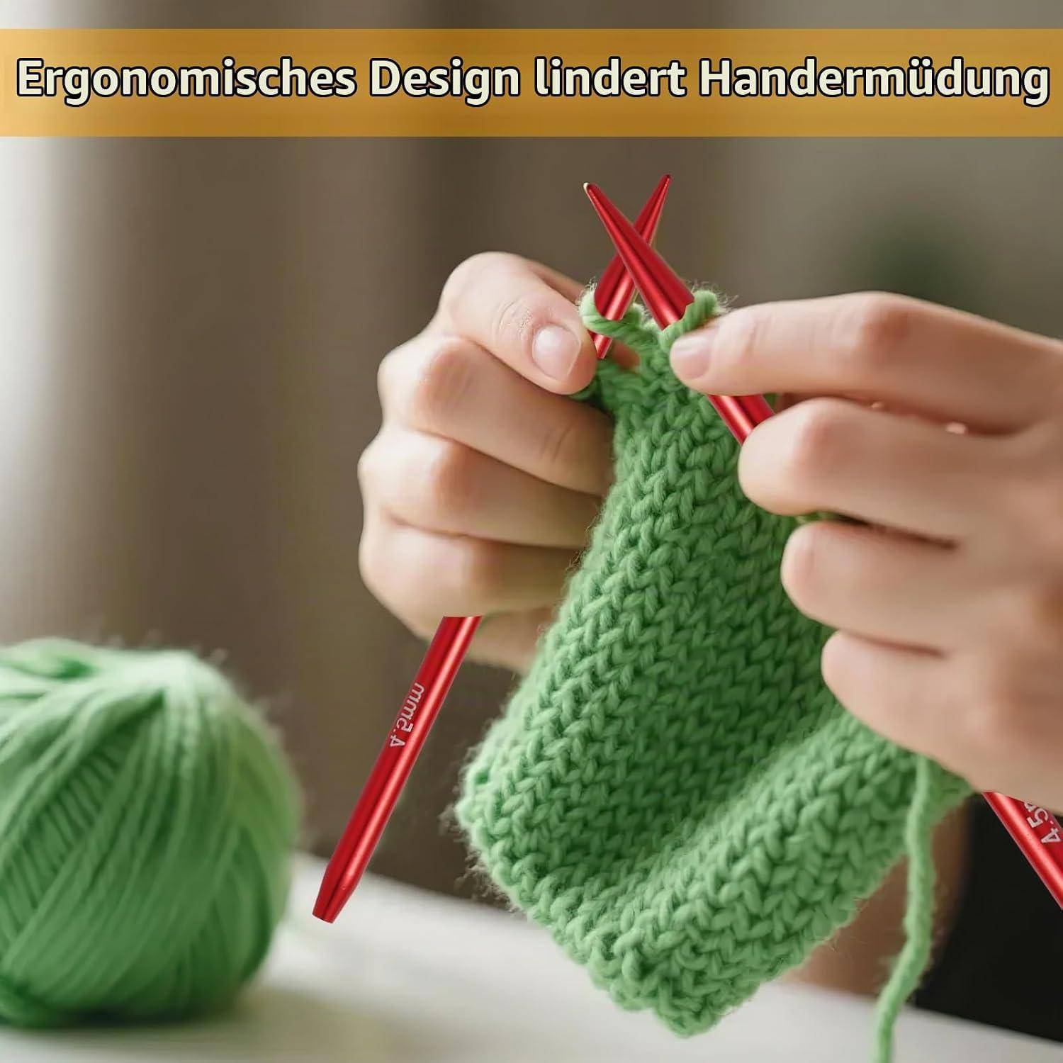 Hände stricken grünen Stoff mit roten ergonomischen Nadeln; der Text besagt „Ergonomisches Design lindert Handermüdung