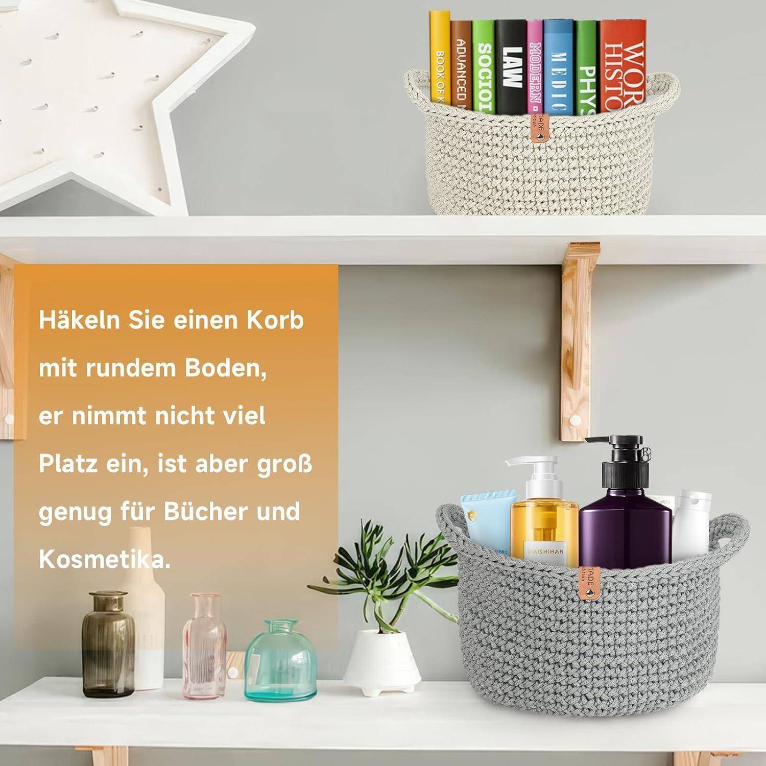 Foto eines gehäkelten runden Korbs auf einem Regal, der Bücher oder Kosmetikartikel enthält, mit deutschem Text, der besagt, dass er klein ist, aber genug Platz für Bücher und Kosmetik bietet.
