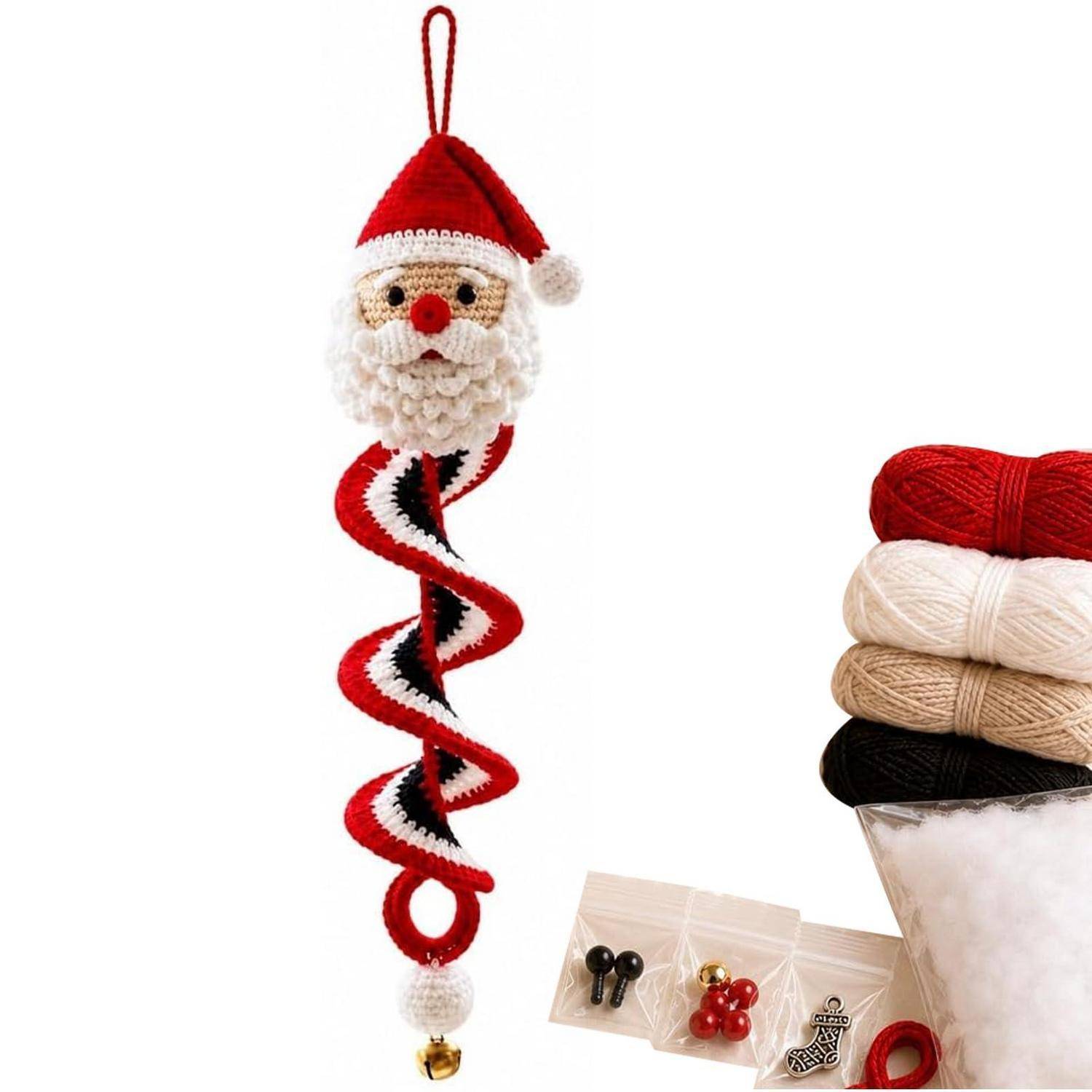 Gehäkelter Weihnachtsmannschmuck mit spiralförmigem rot, weiß und schwarz gestreiftem Körper zum Aufhängen, gezeigt neben Wollknäueln und kleinen Bastelzubehör.