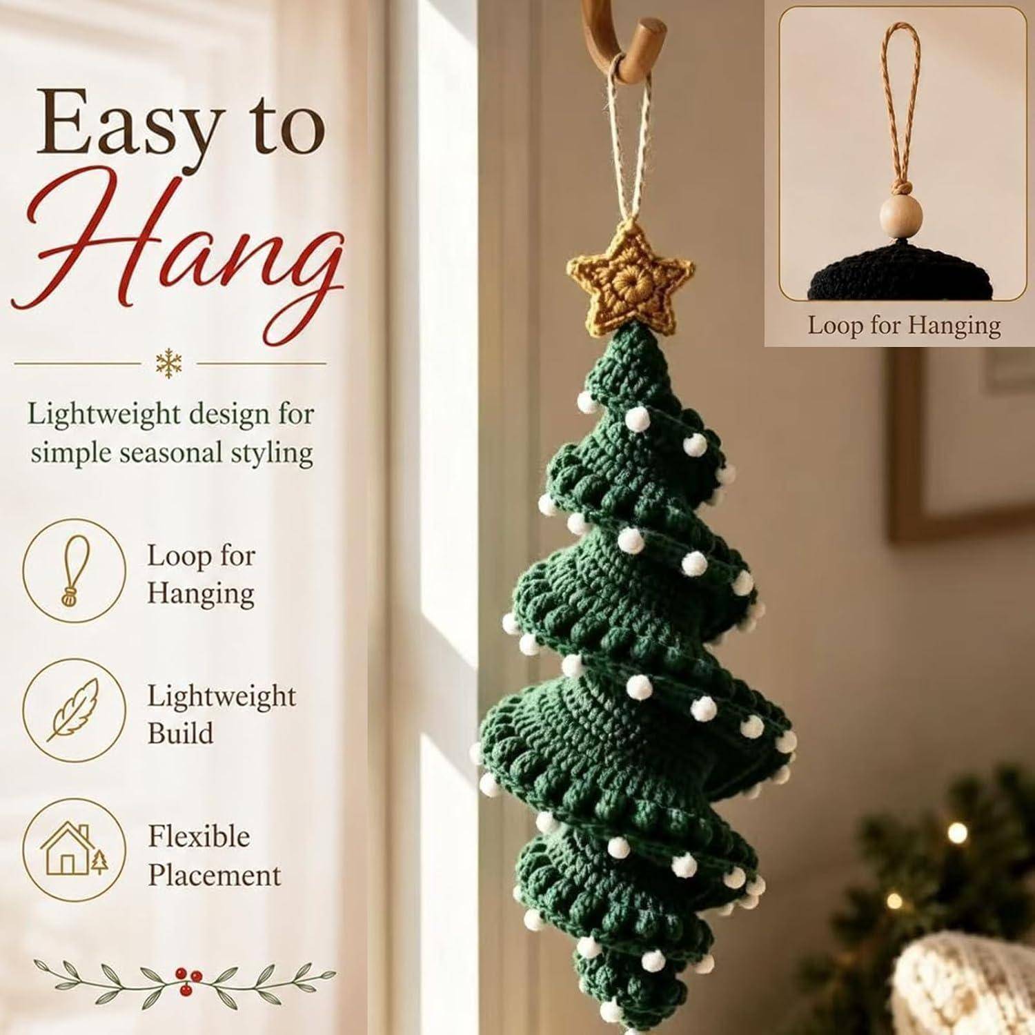 Gehäkelter grüner Weihnachtsbaumschmuck an einer Schlaufe zum Aufhängen, mit einem Stern als Spitze und weißen Perlen; der Anzeigentext besagt „Einfach zum Aufhängen