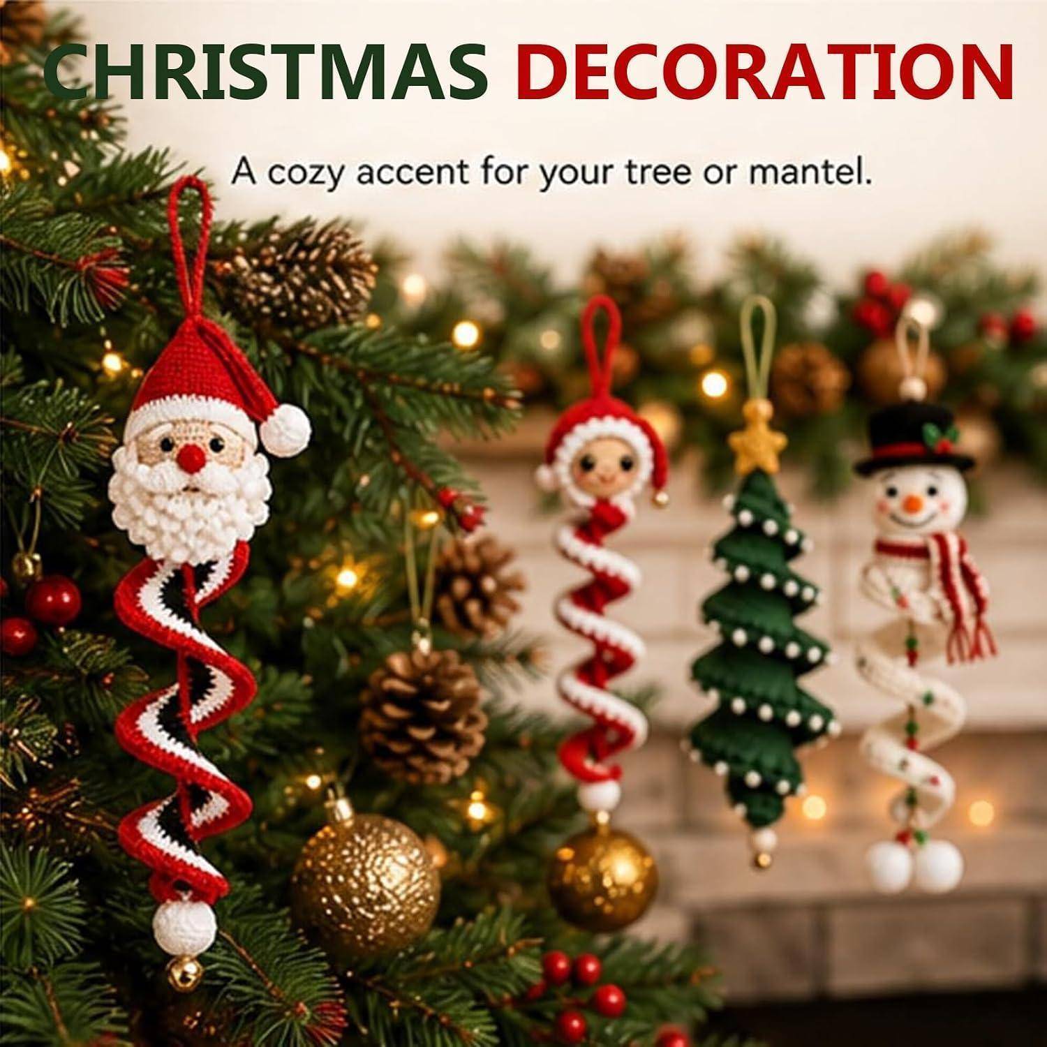 Weihnachtsbaumkugeln in Form des Weihnachtsmanns, einer Zuckerstangenfigur, eines kleinen Baumes und eines Schneemanns, mit dem Text „WEIHNACHTSDEKO