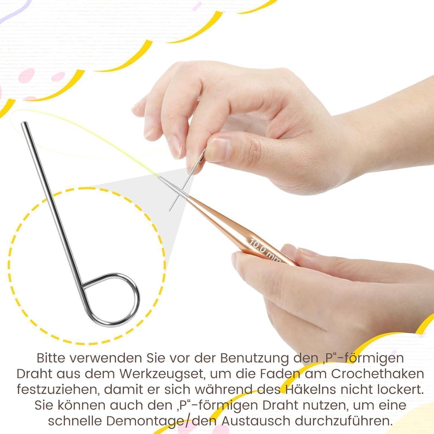 Hände verwenden eine Pinzette, um einen P-förmigen Draht an einem Häkelna­del zu befestigen; deutsche Anweisungen erklären, wie man die Nadel vor Gebrauch sichert.